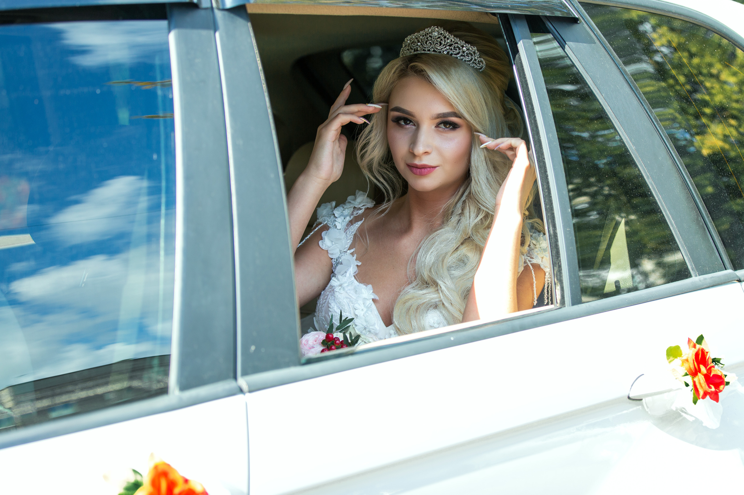 портрет невесты в окне свадебного автомобиля.