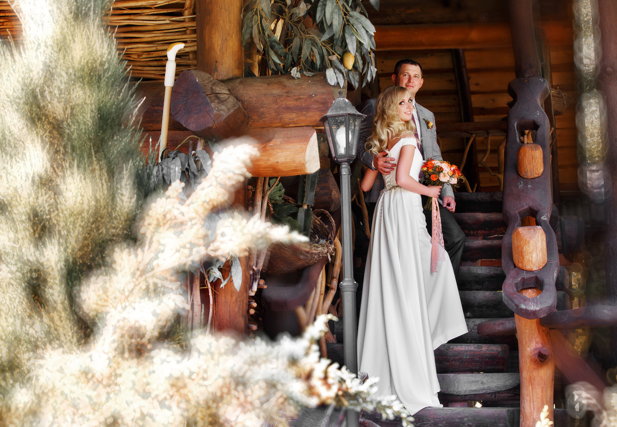 жених с невестой стоят на лестнице.