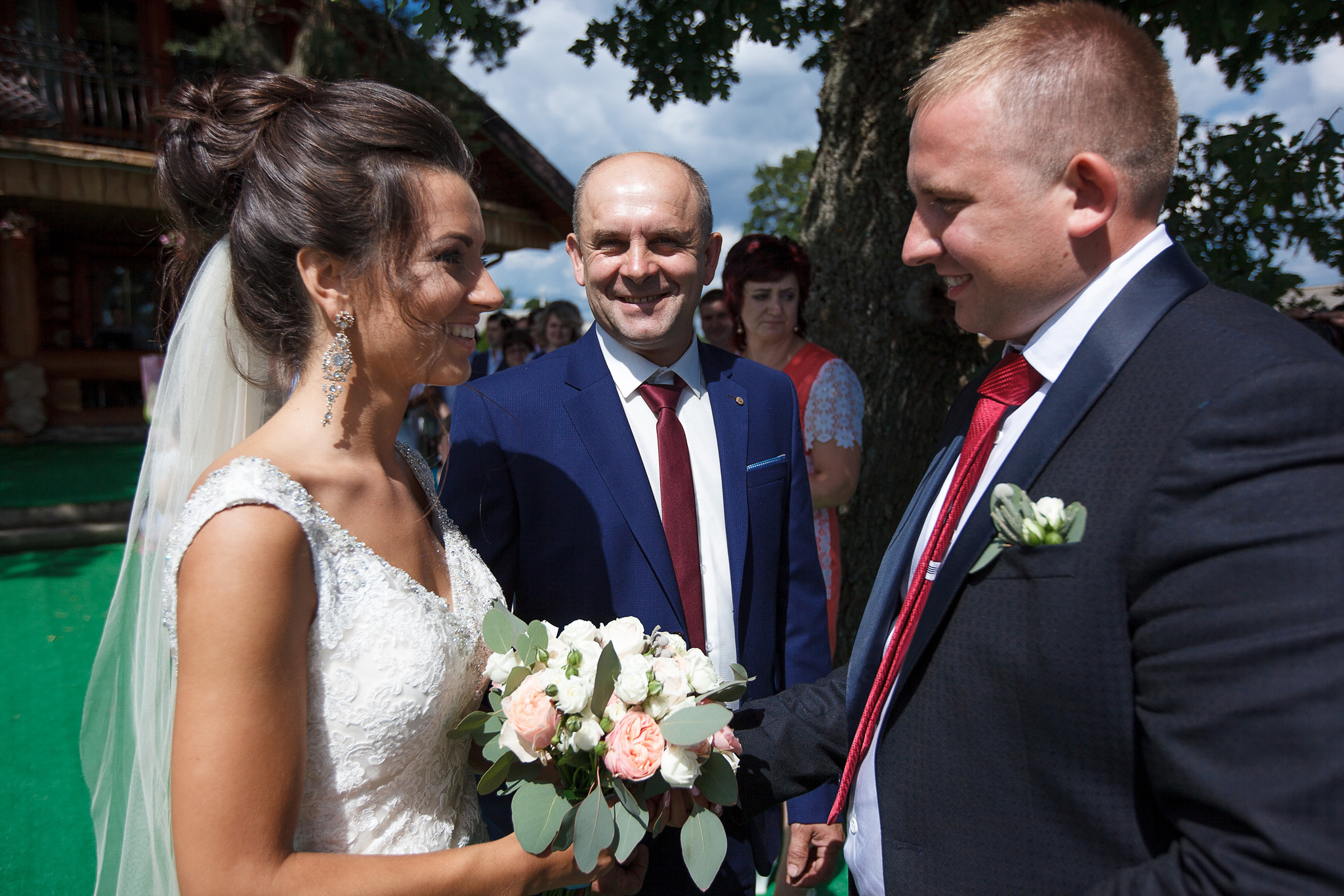 отец невесты передает ее в руки жениха.