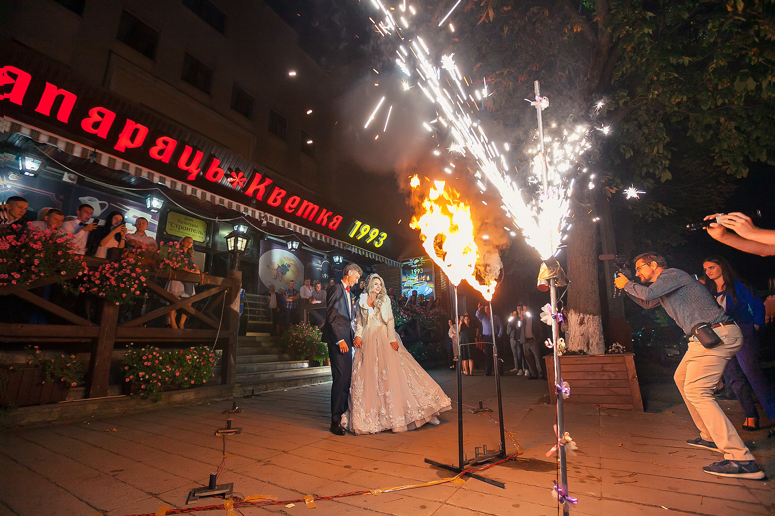 жених с невестой на фоне файер - шоу.