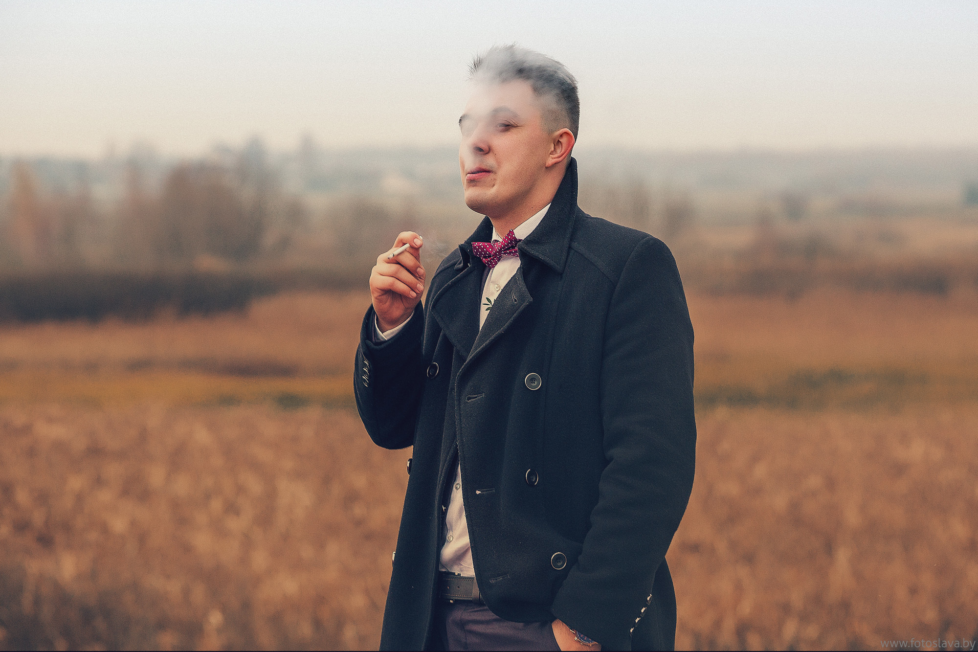 портрет жениха в дыму сигареты.