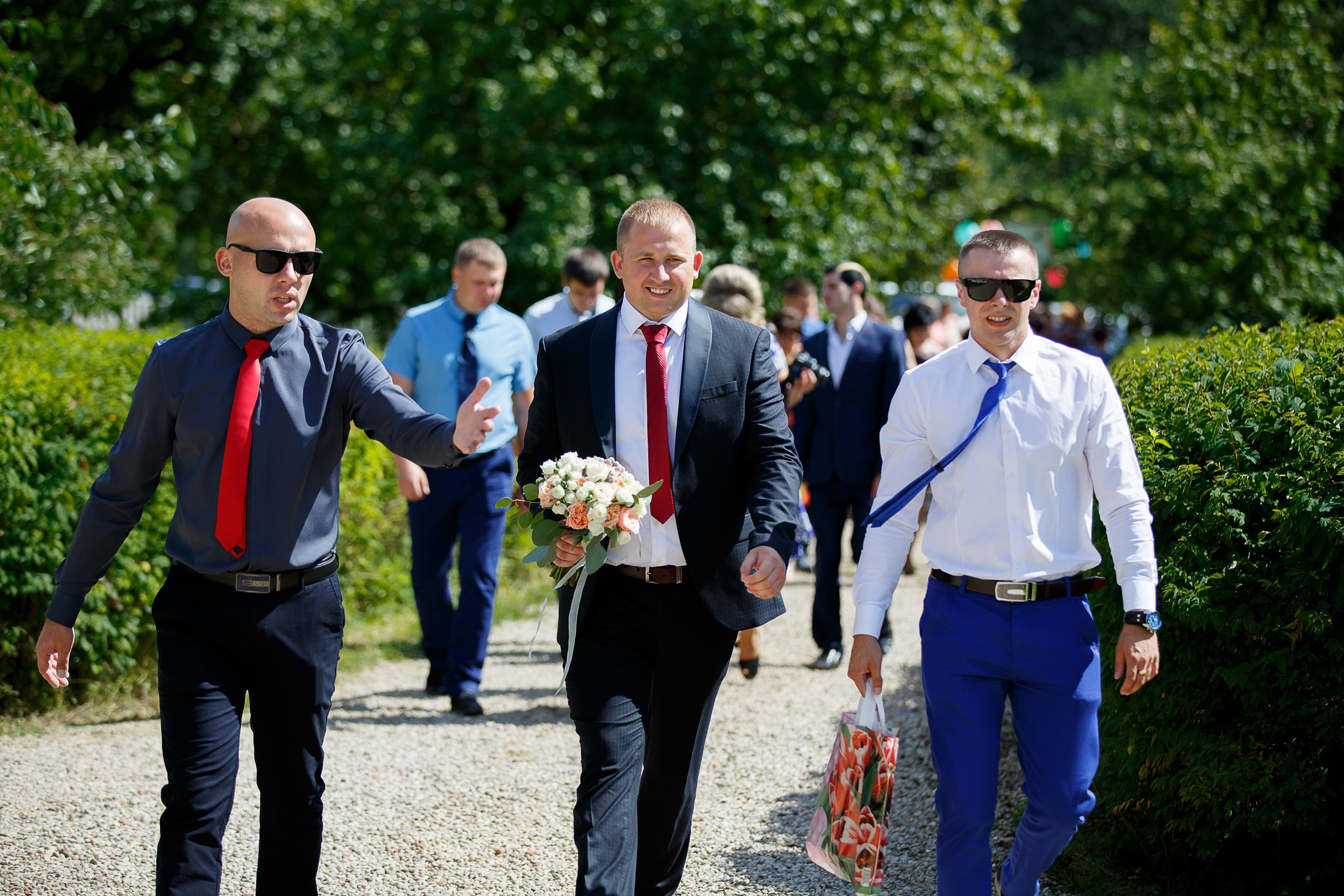 жених с друзьями идет к невесте.