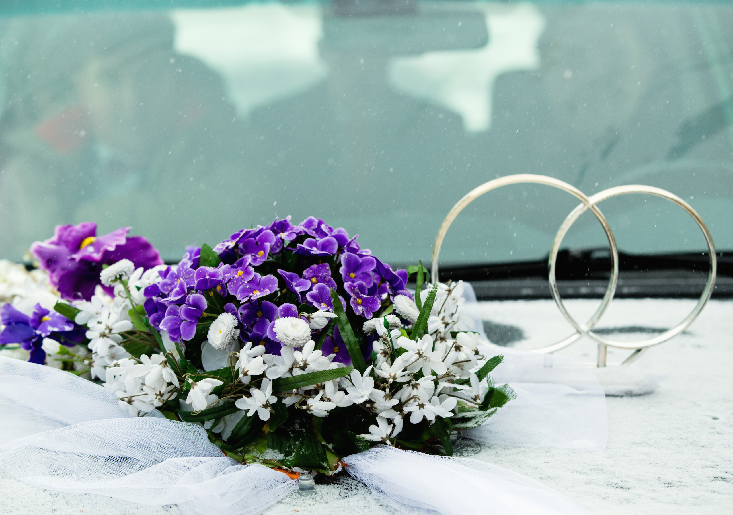 украшение свадебной машины.