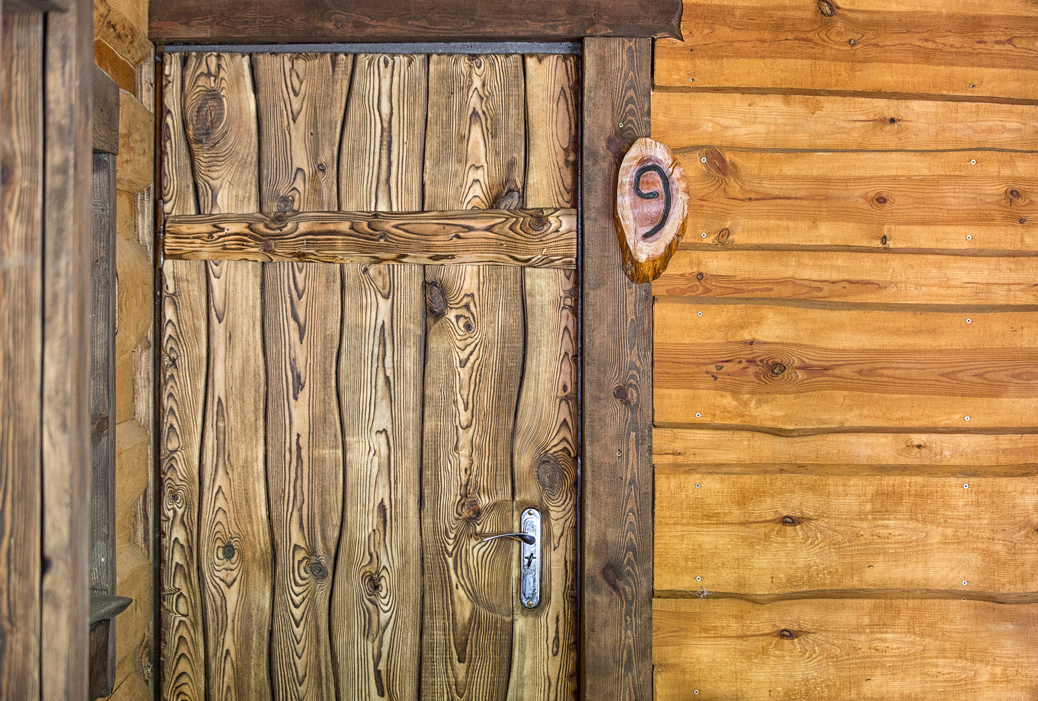 деревянная дверь в комнату невесты на агроусадьбе.