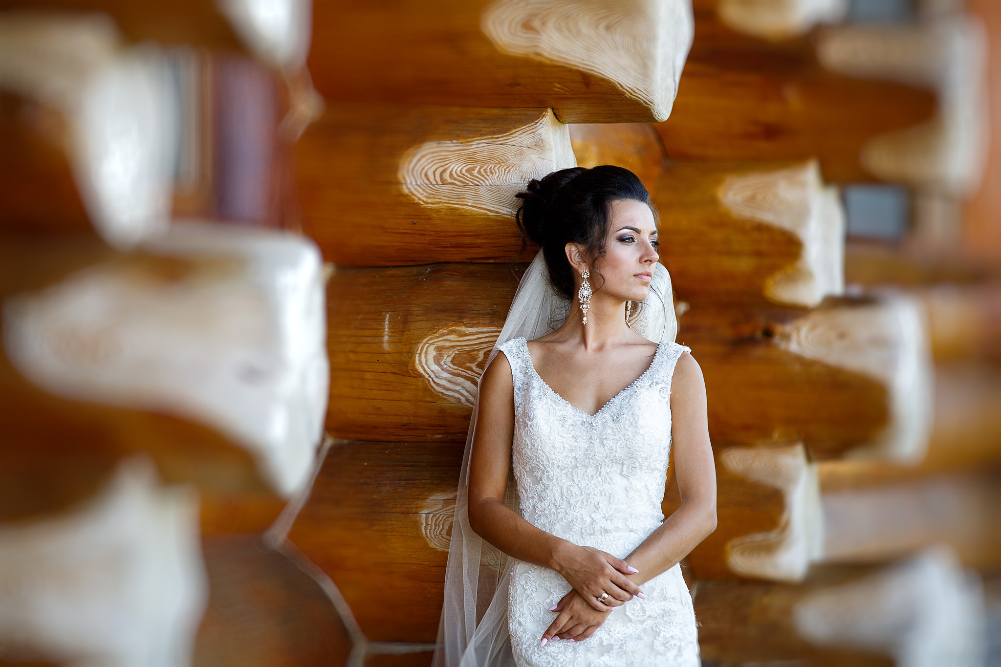 невеста на фоне деревянного сруба.