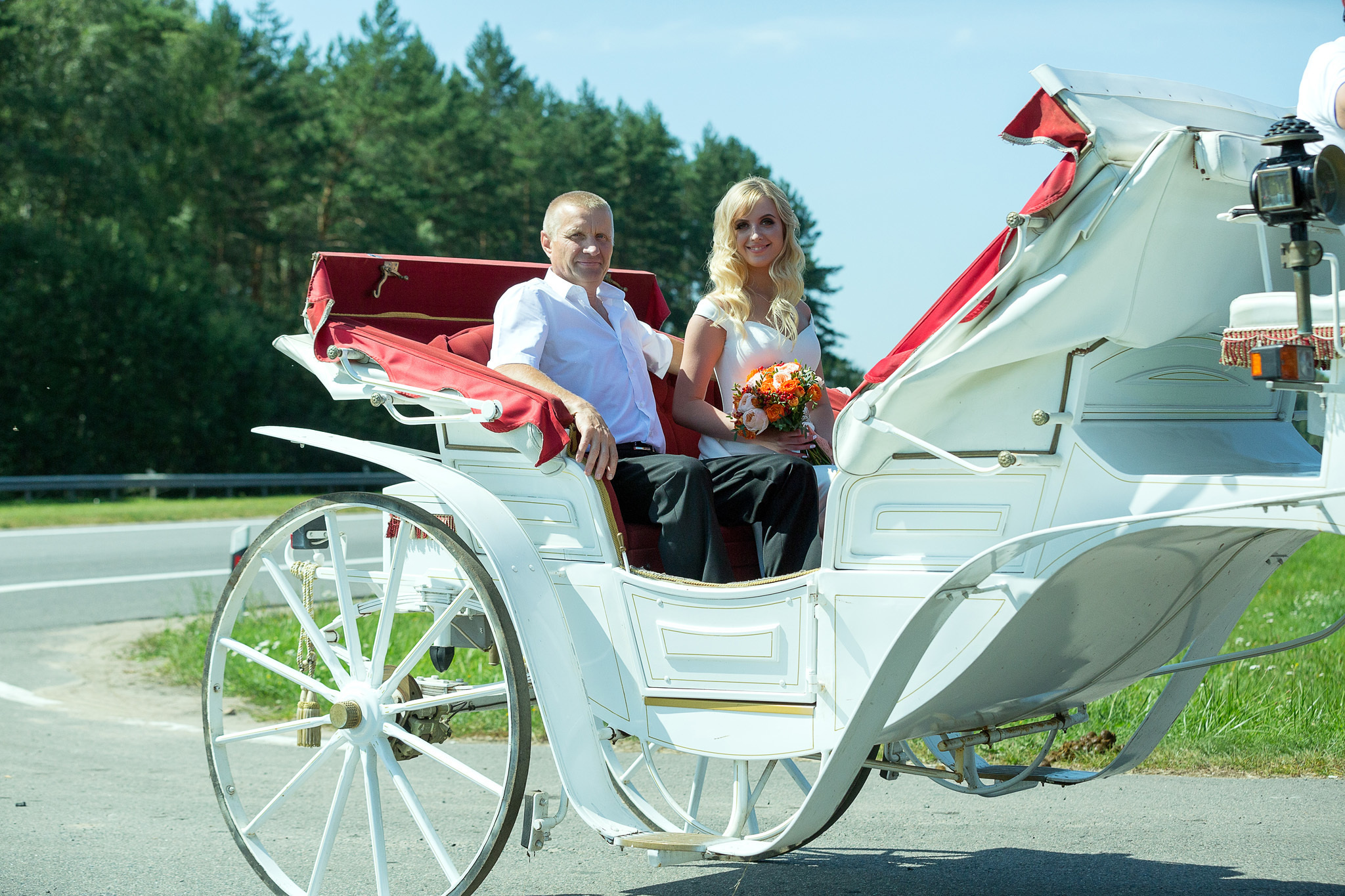 невеста в карете со своим отцом.