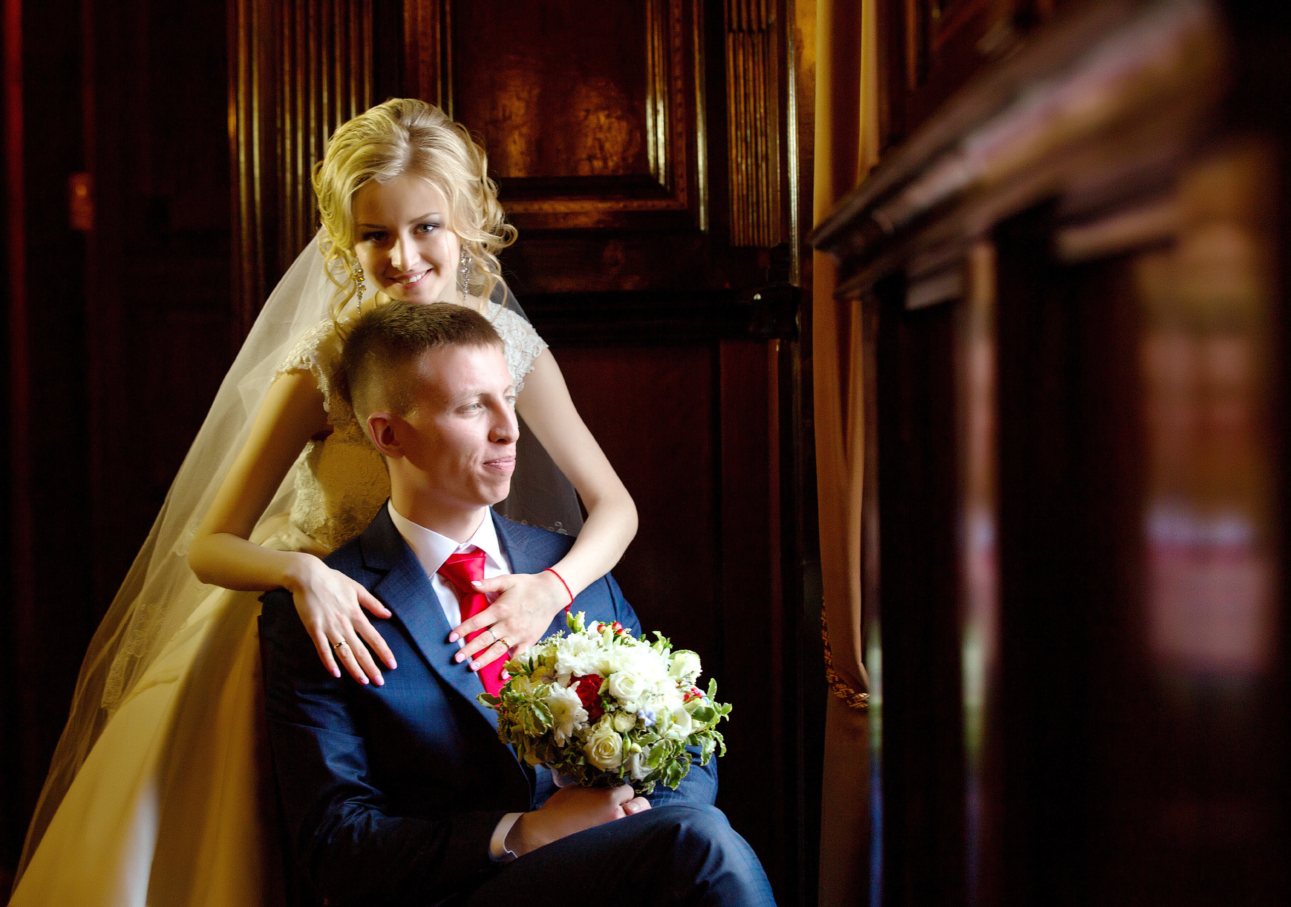 жених сидит,невеста обнимает его сзади.