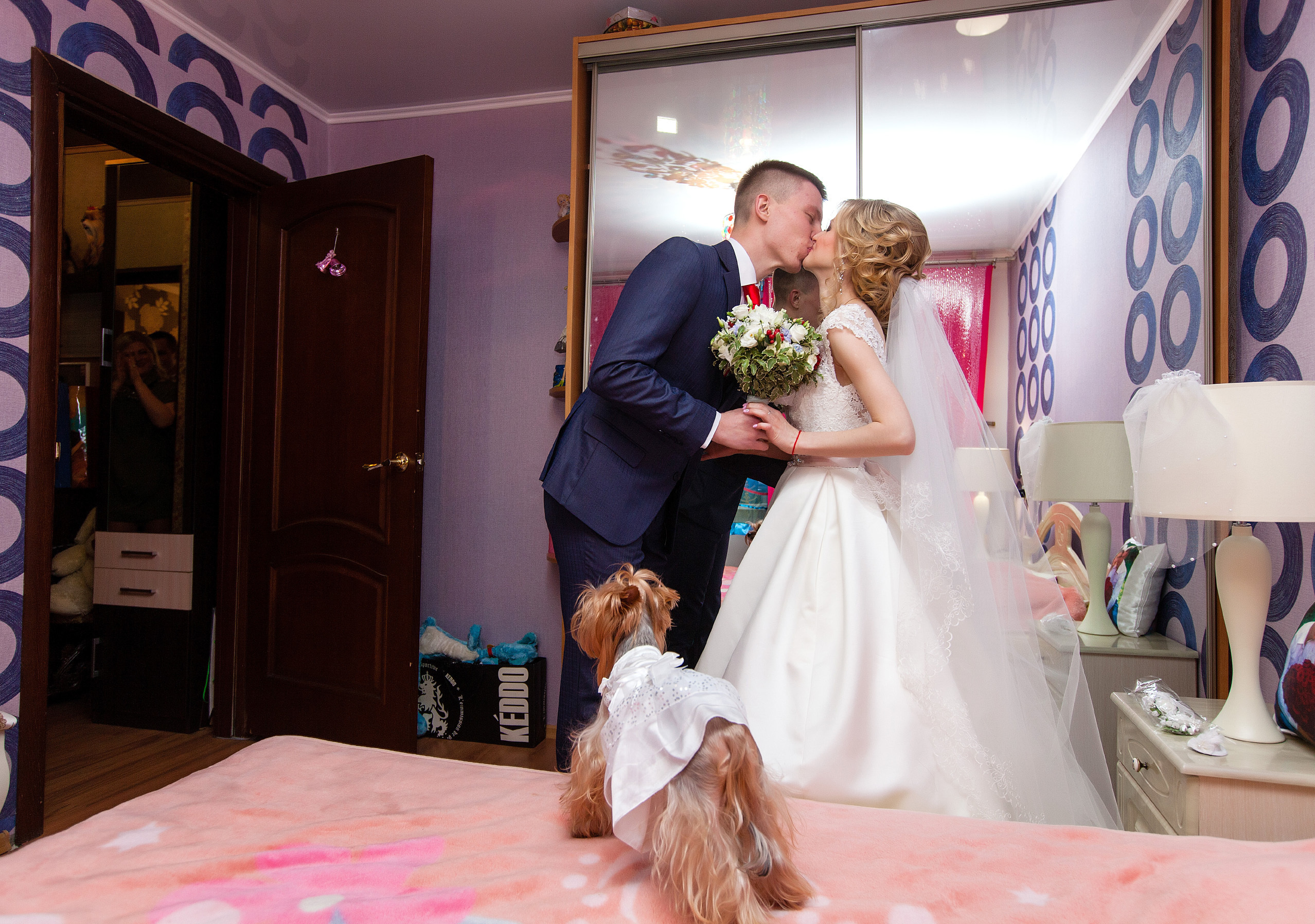 первый поцелуй жениха и невесты в комнате невесты.