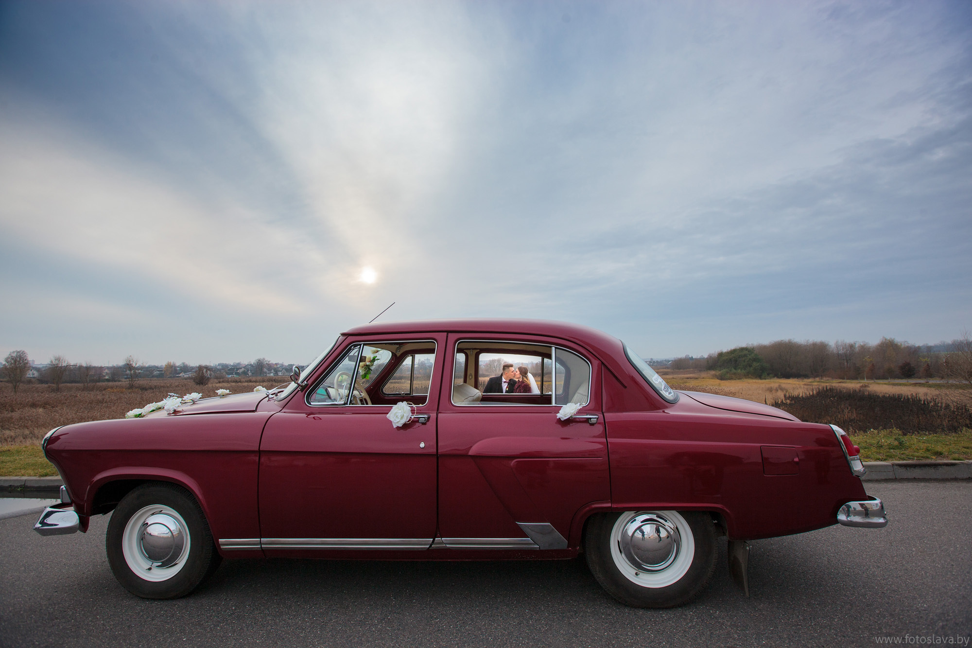 ретро автомобиль на фоне красивого вечернего неба.