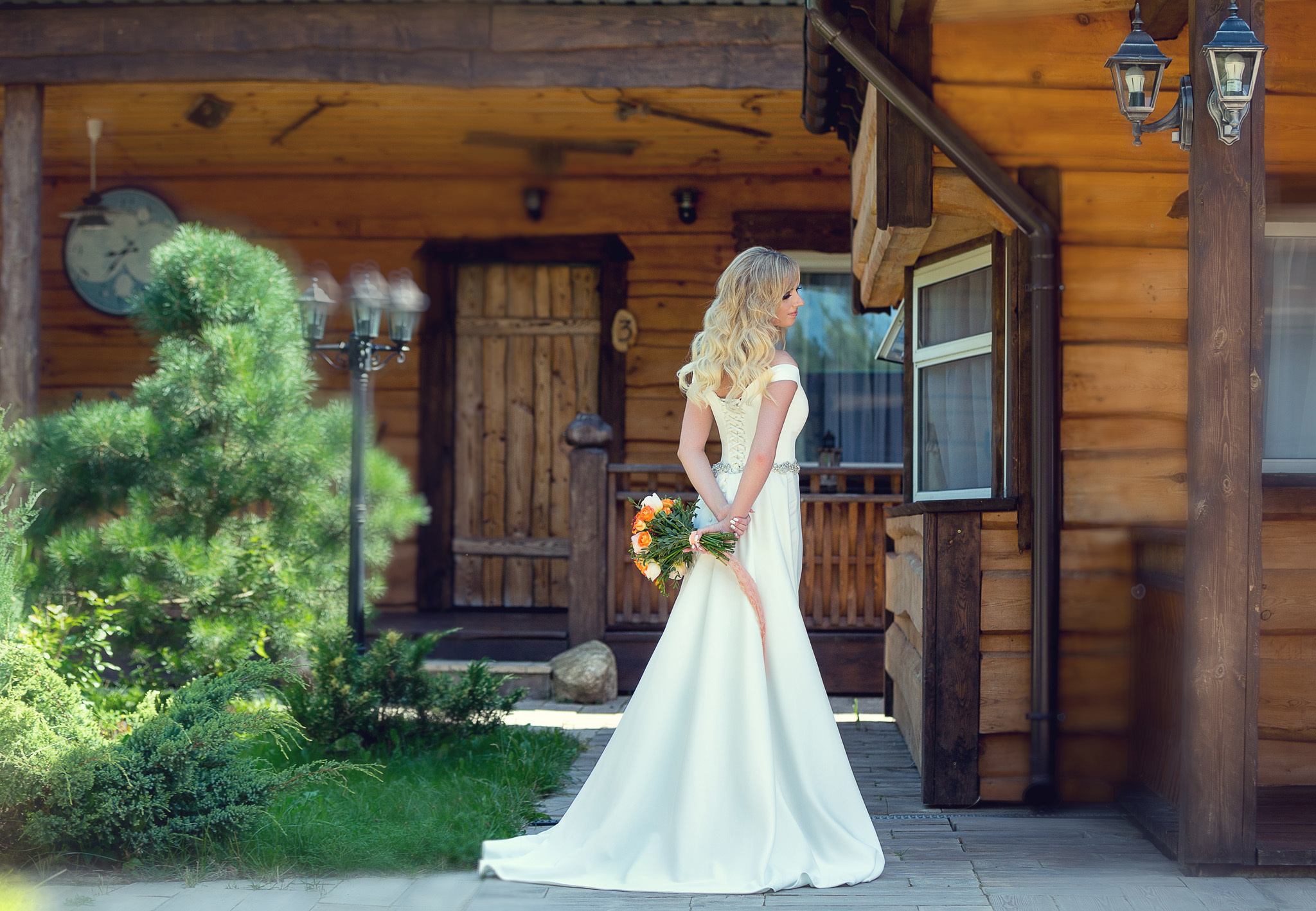 невеста с букетом за спиной в полный рост в пол оборота.