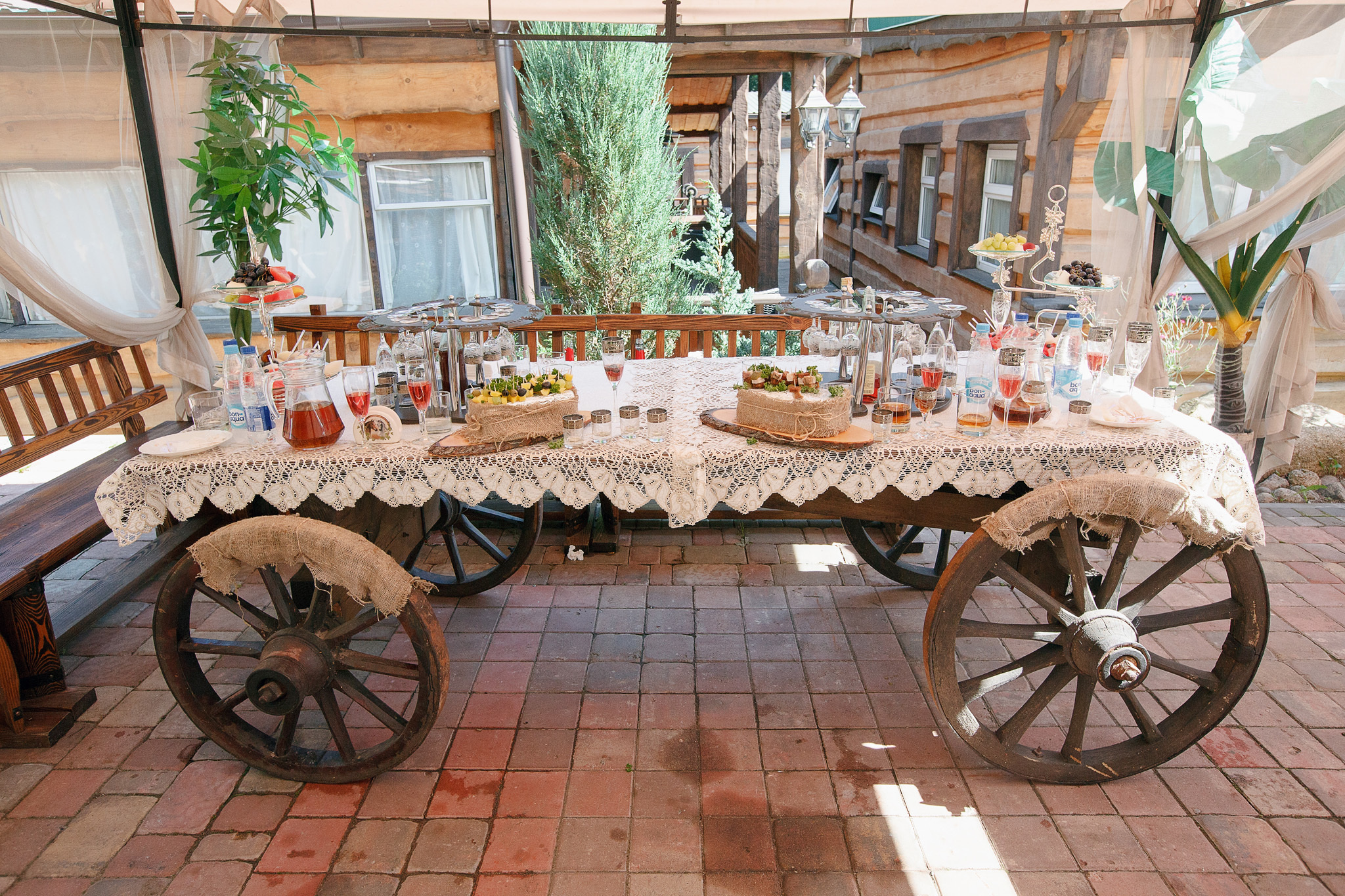 фуршетный столик на старинной деревянной тележке.