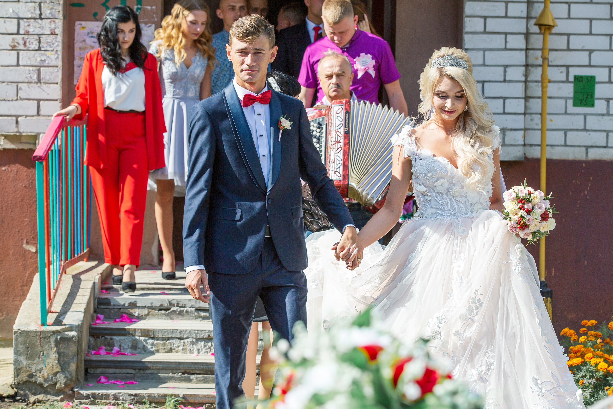 выход жениха и невесты из дома.