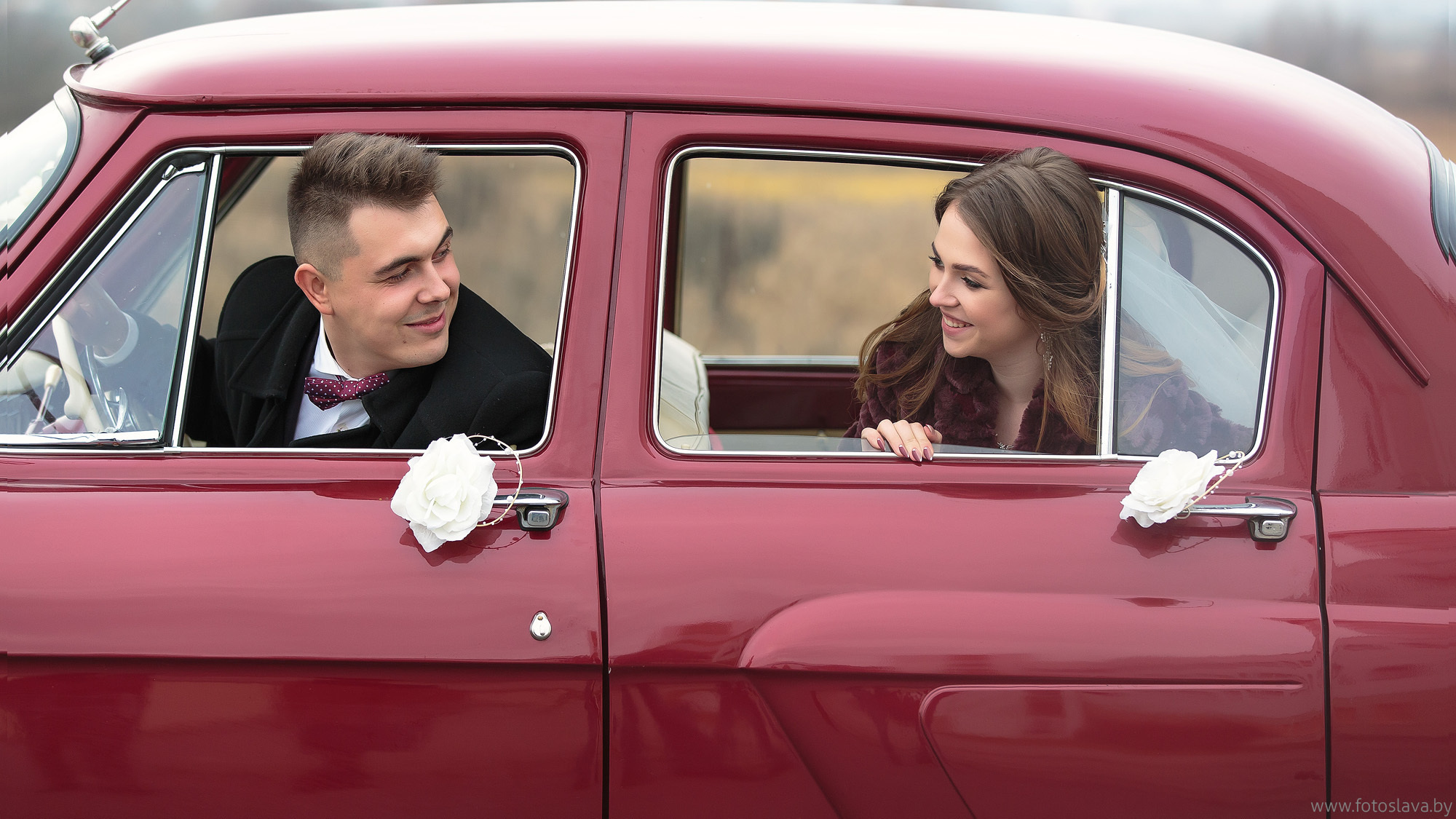 жених с невестой в вишневом ретро автомобиле в Барановичах.