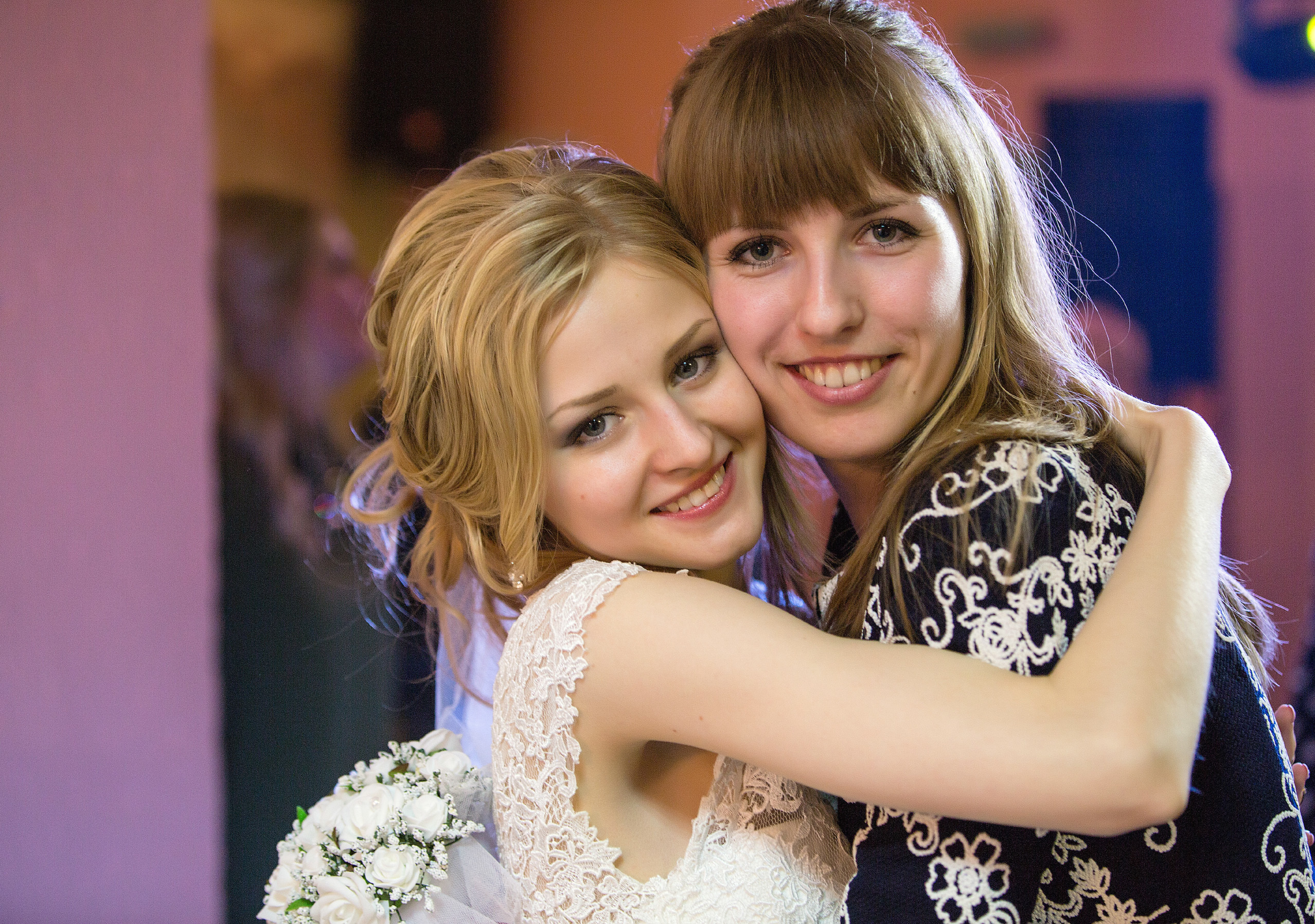 невеста обнимает счастливую подружку.