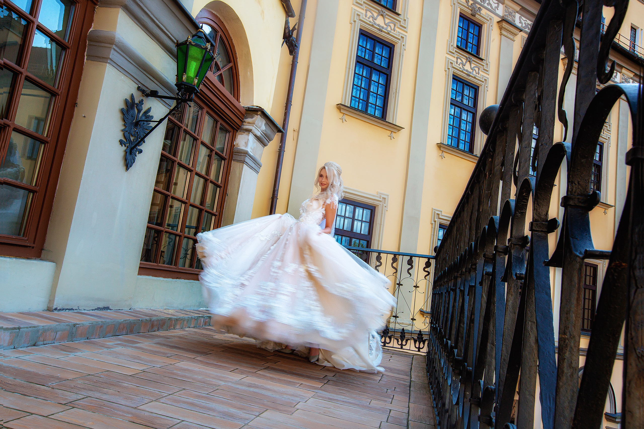 невеста кружится на балконе замка.