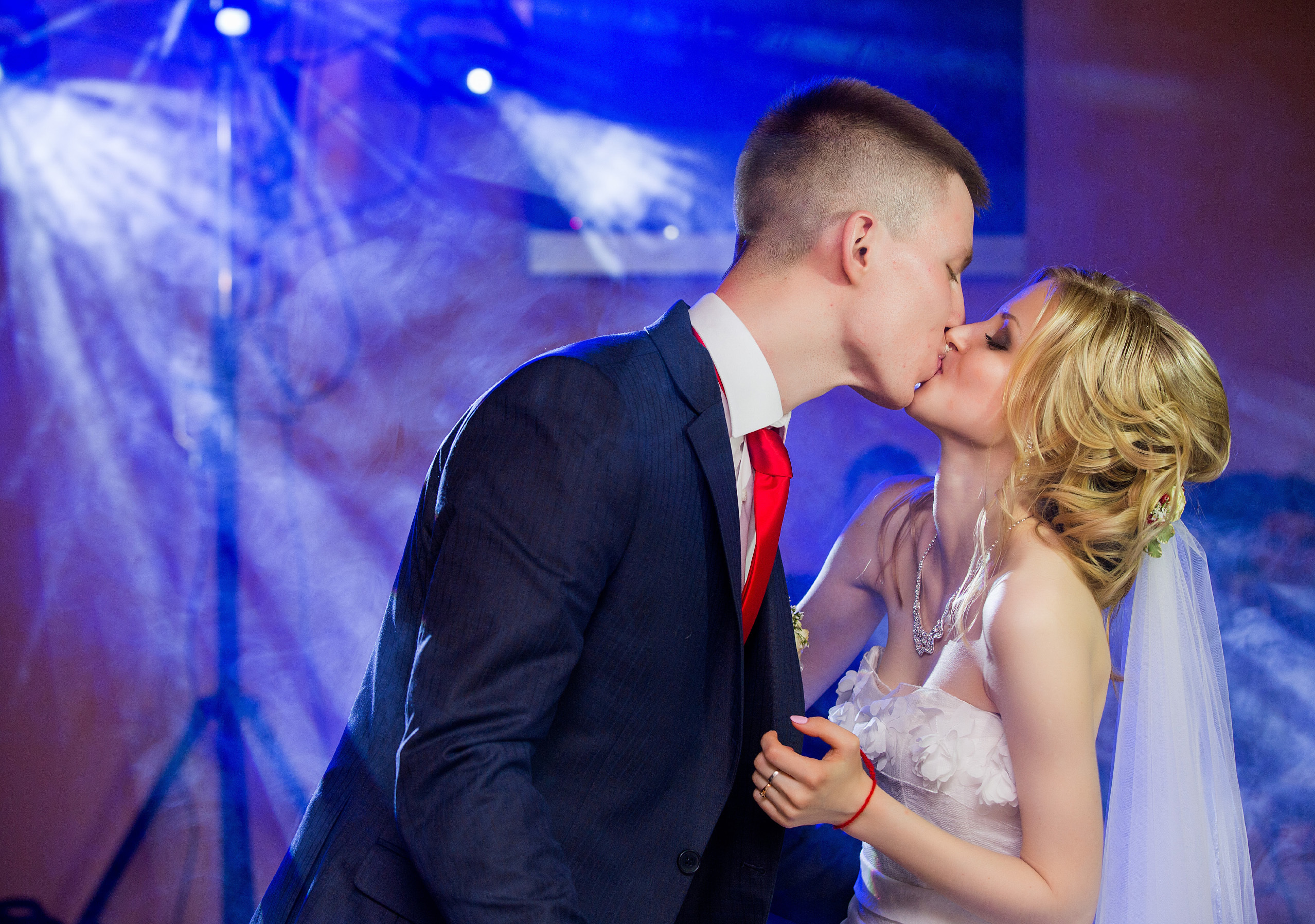 жених с невестой целуются.