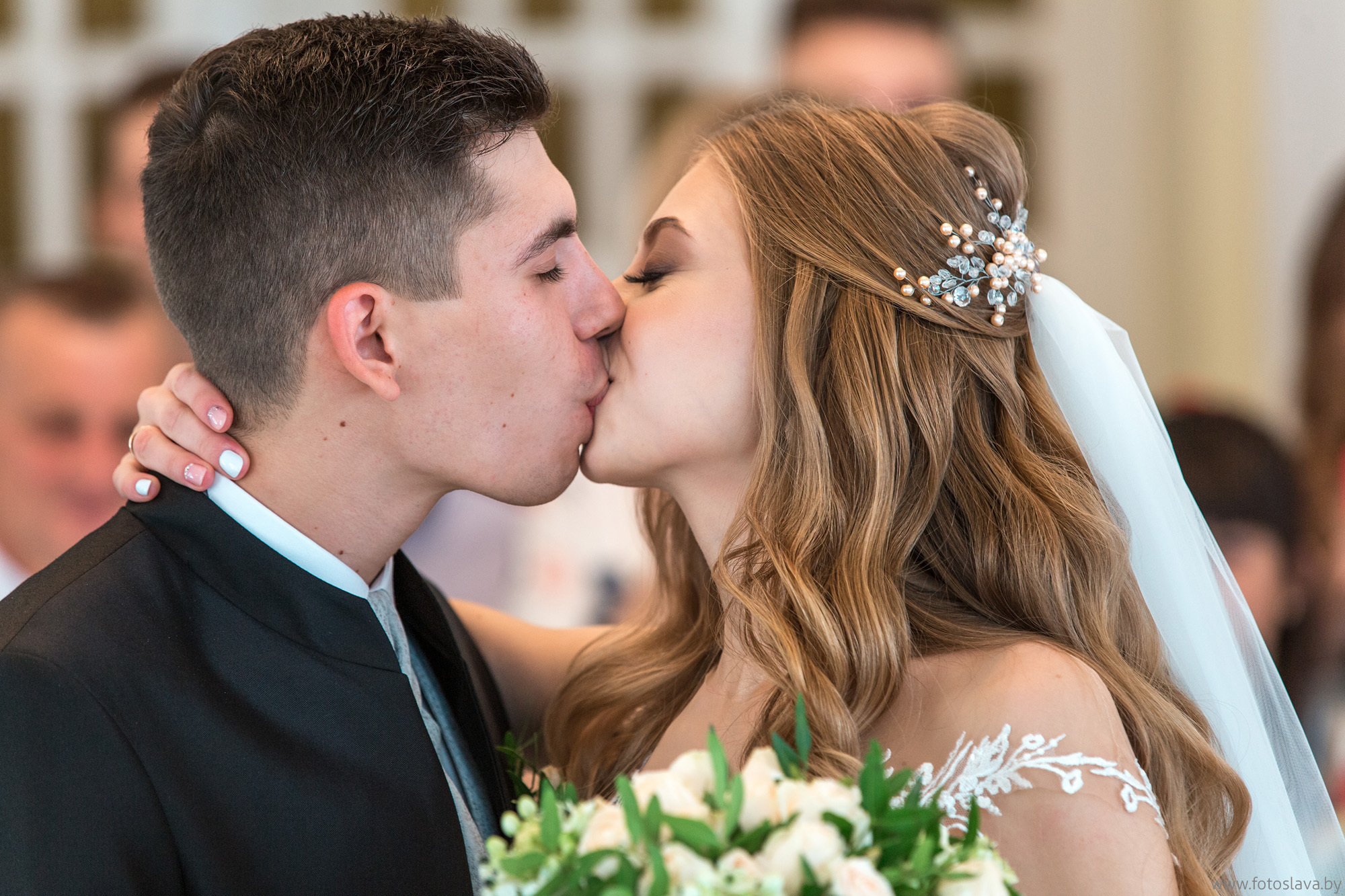 первый поцелуй жениха и невесты в ЗАГСе.