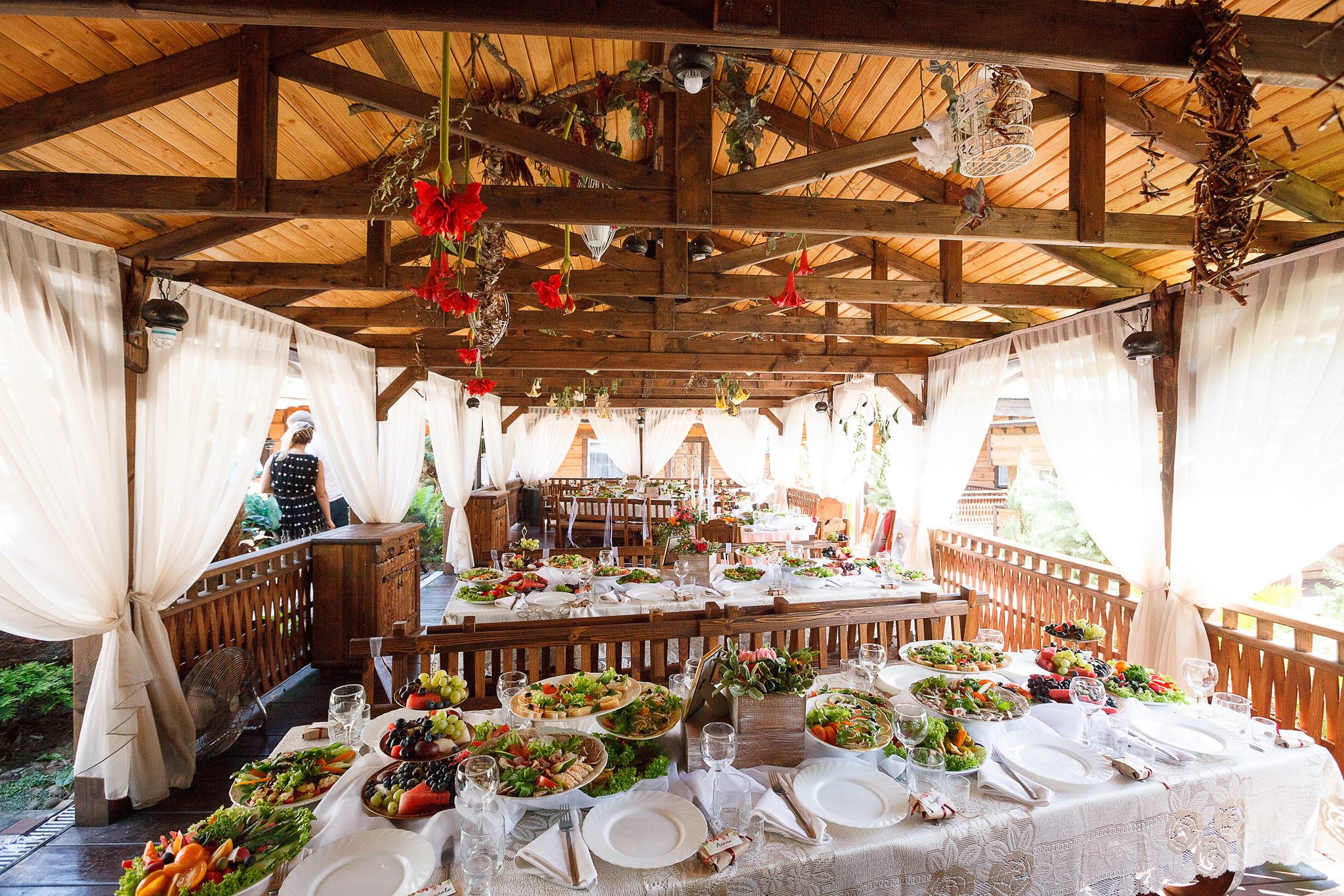 накрытые столы для гостей.