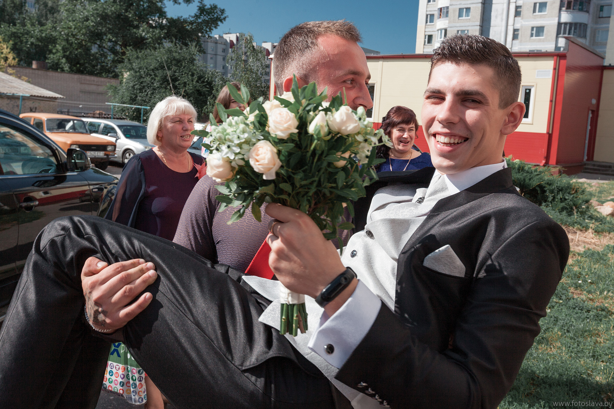 счастливого жениха несут на руках к невесте.