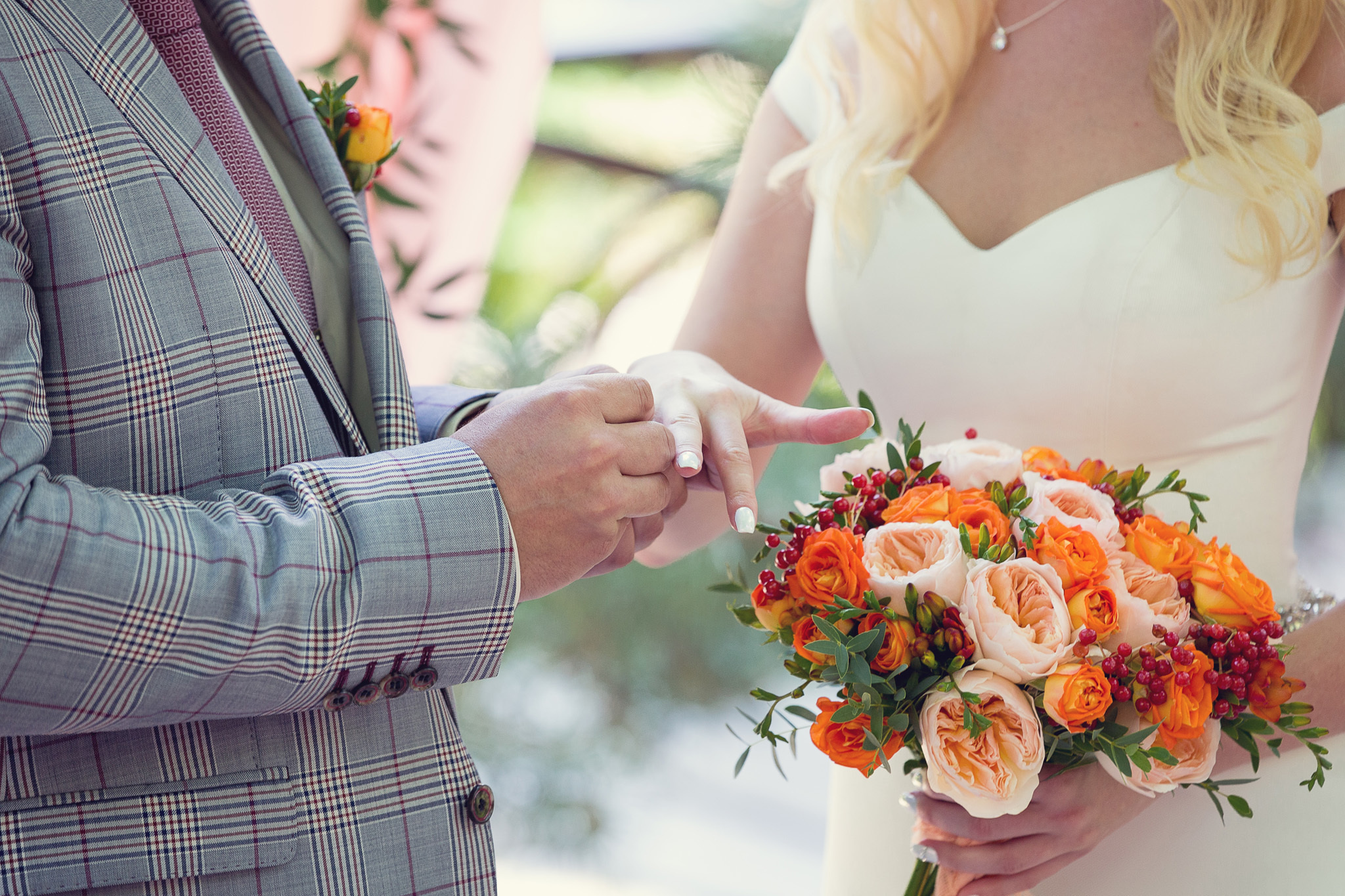 жених одевает кольцо невесте.