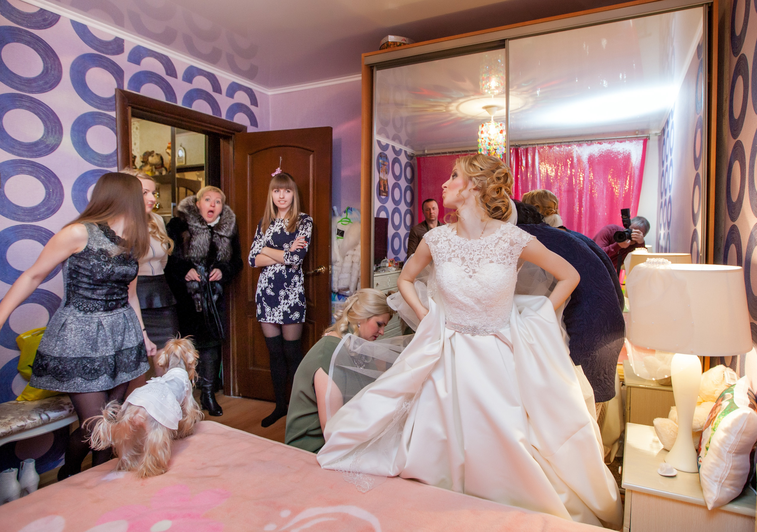 невеста и восторженные гости.