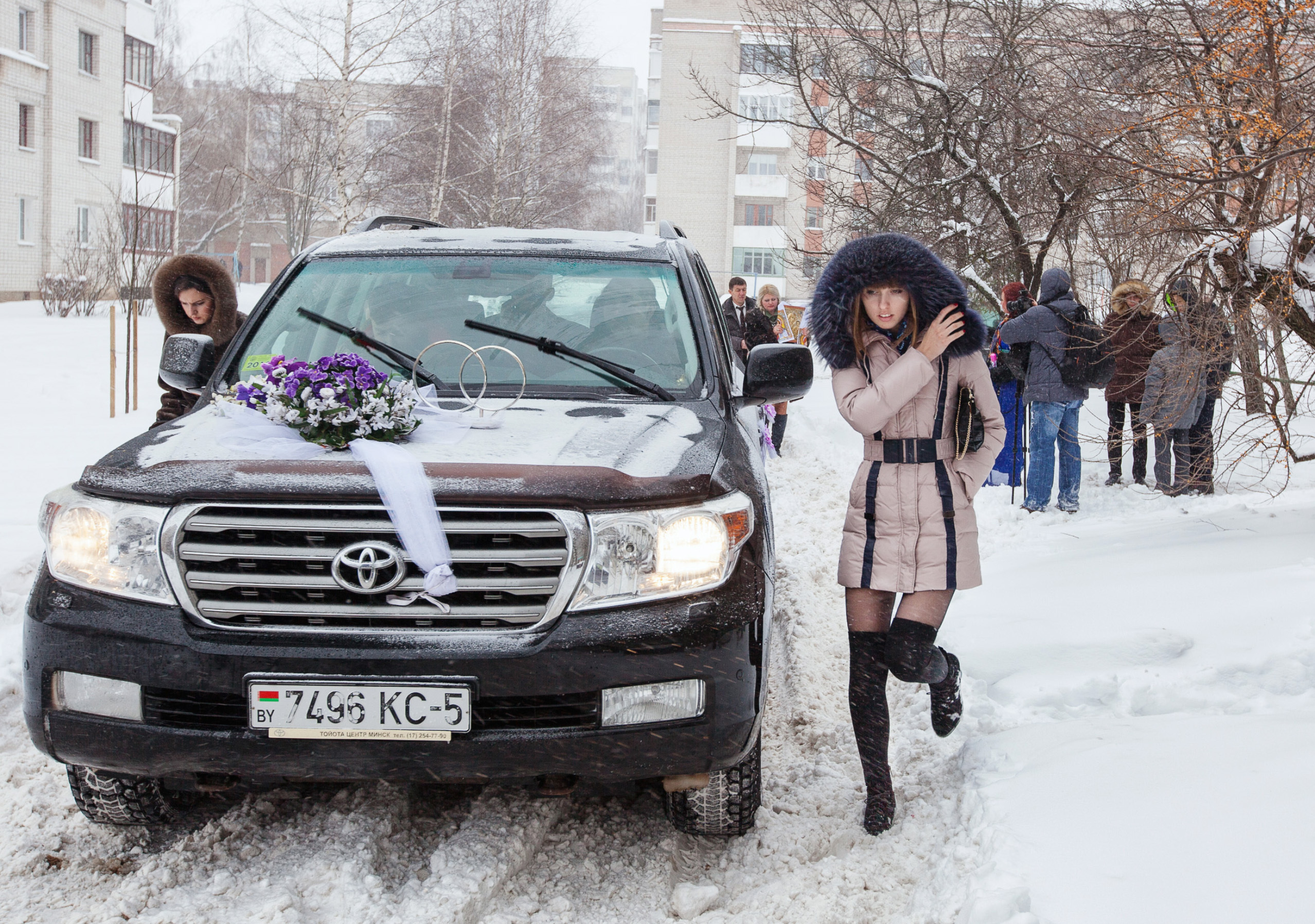 свадебный кортеж.