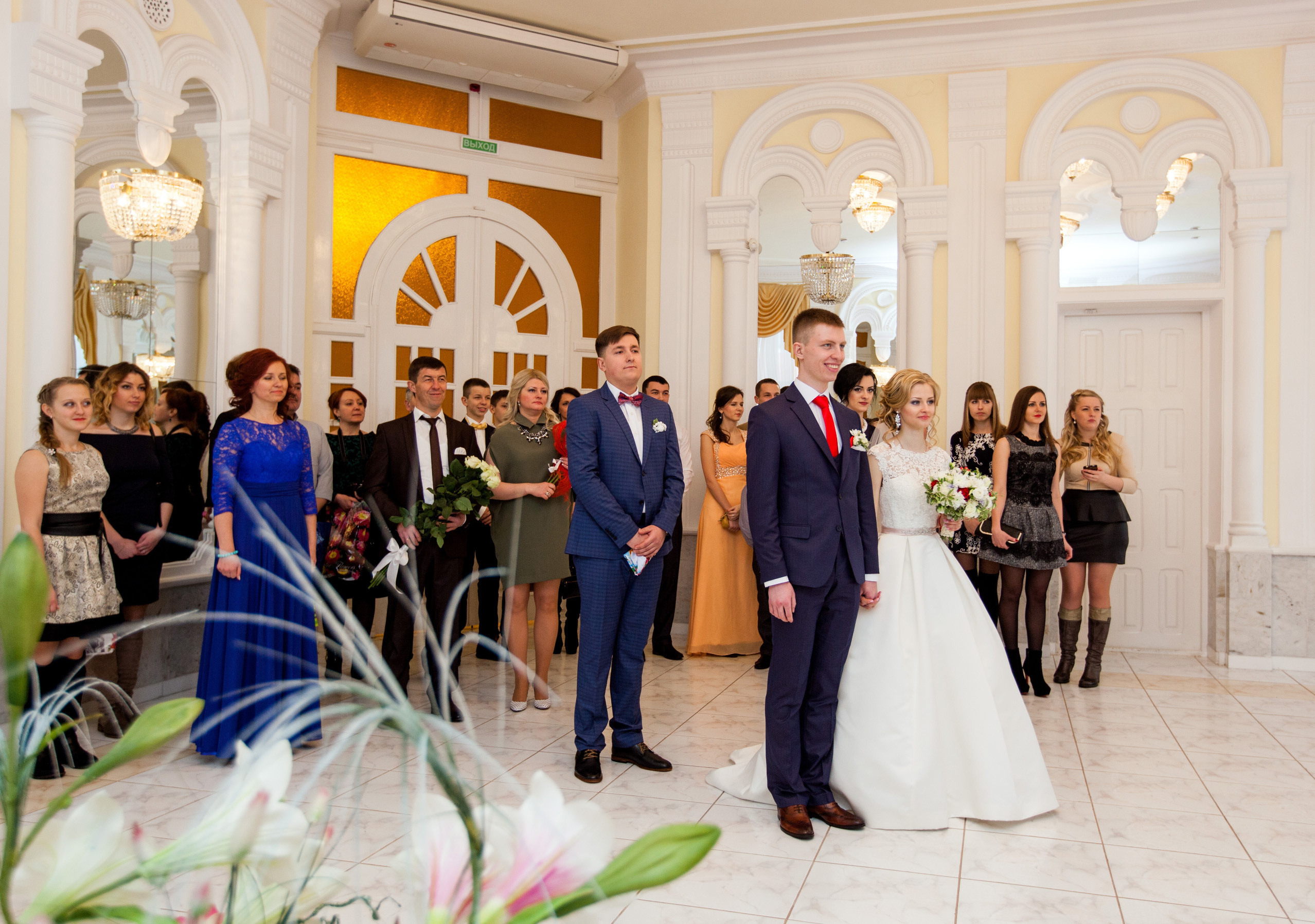 невеста с гостями в зале регистрации.