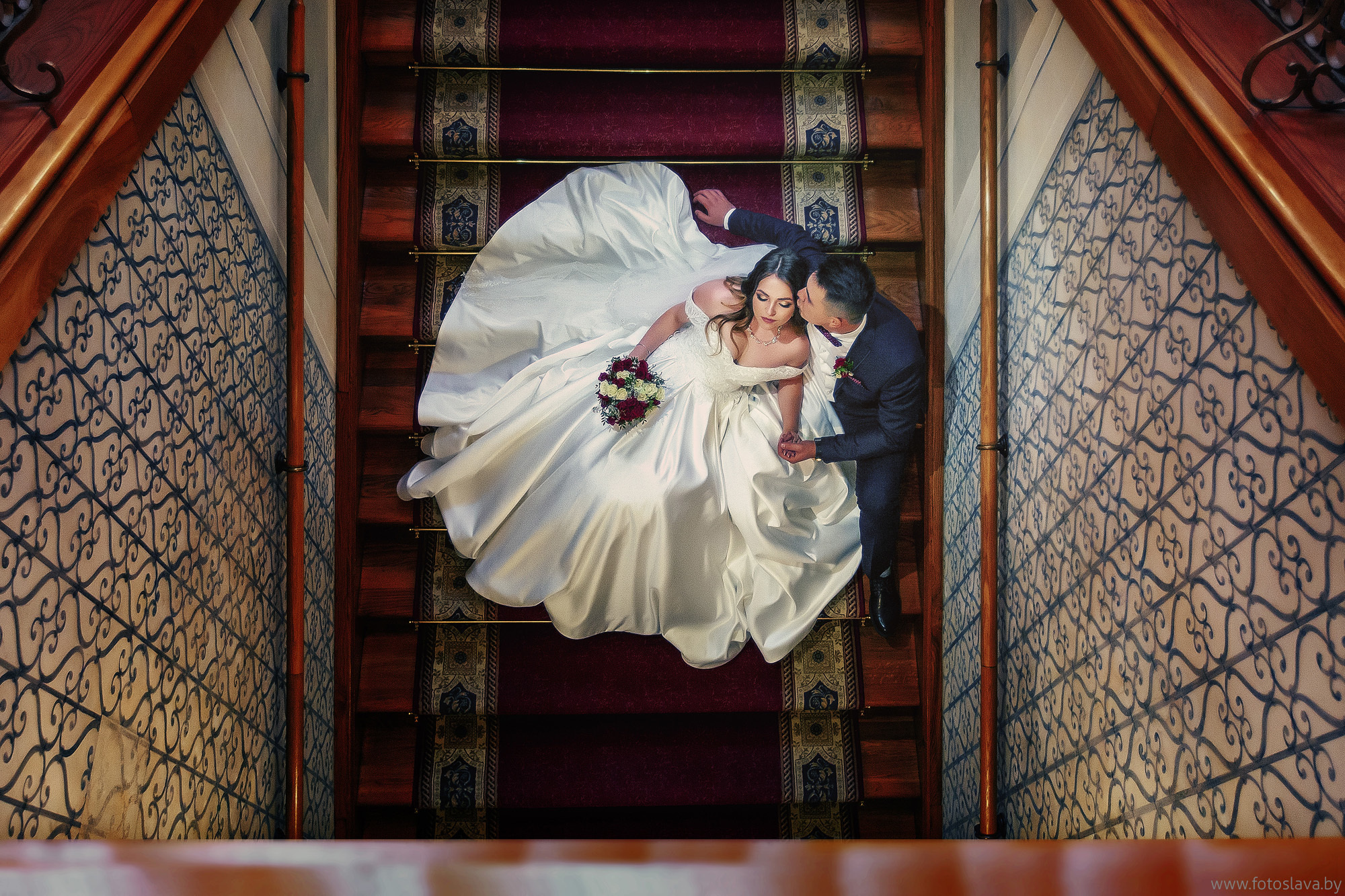 жених с невестой сидят на лестнице,вид сверху.