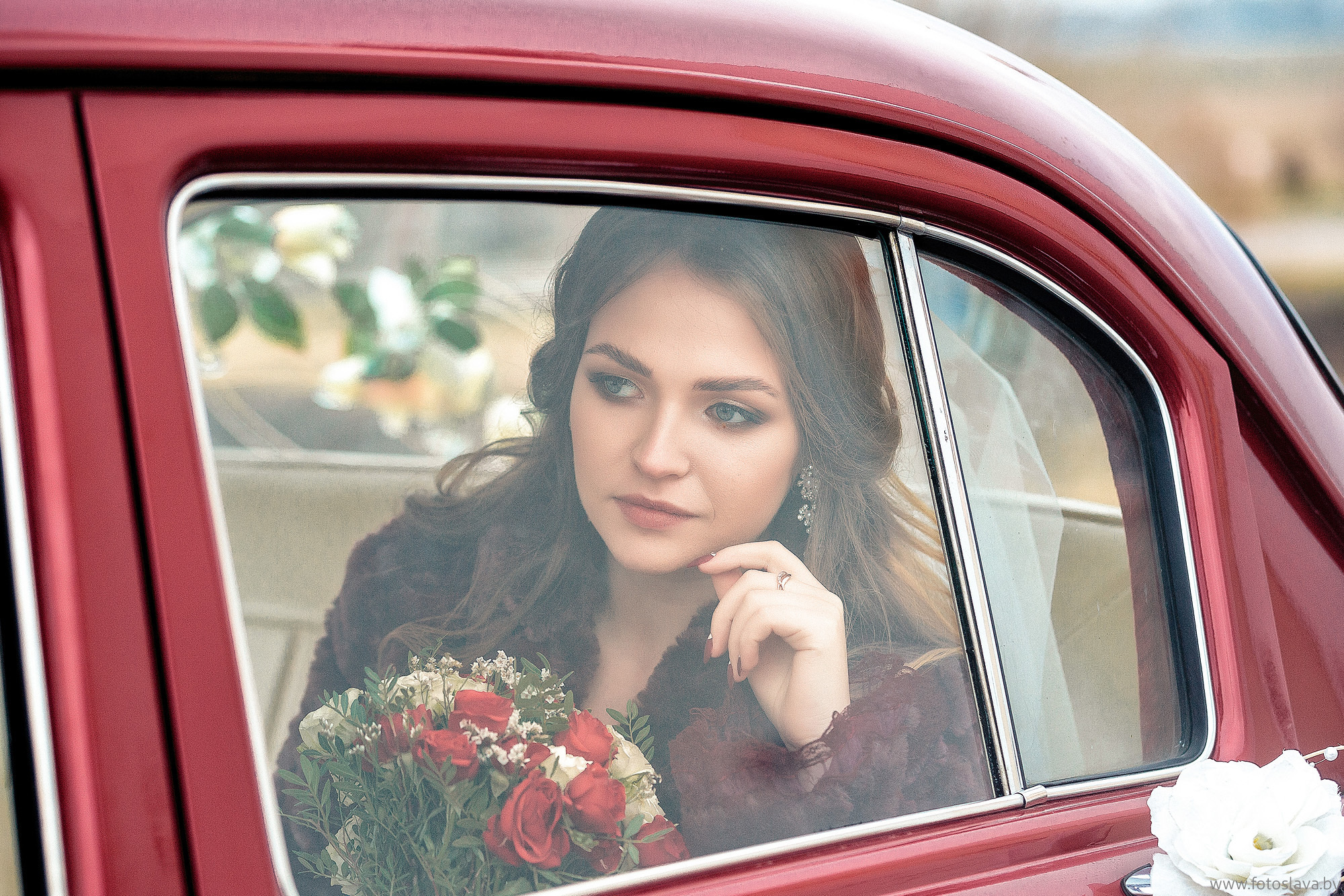 портрет невесты в окне ретро автомобиля.