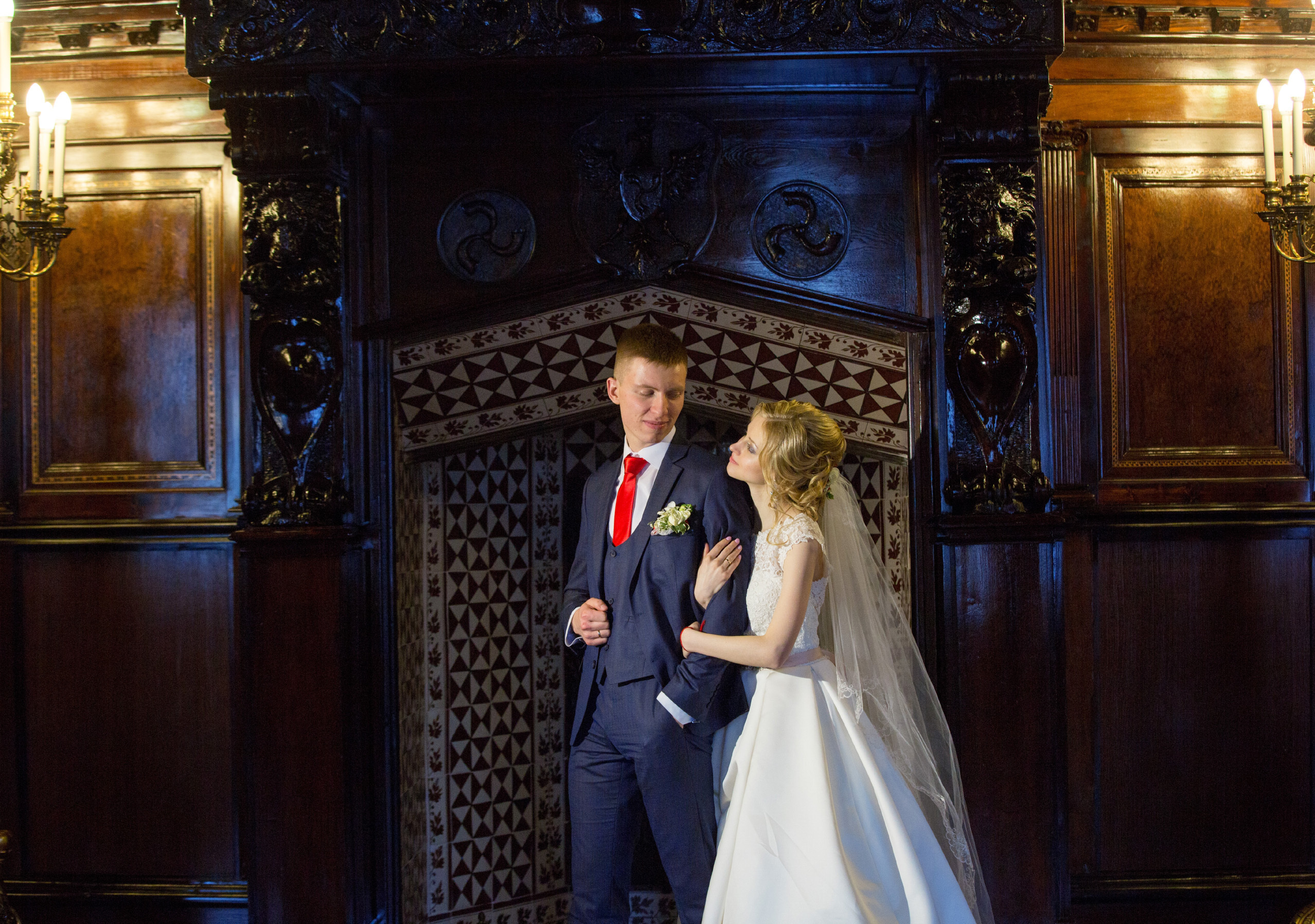 жених с невестой на фоне камина.