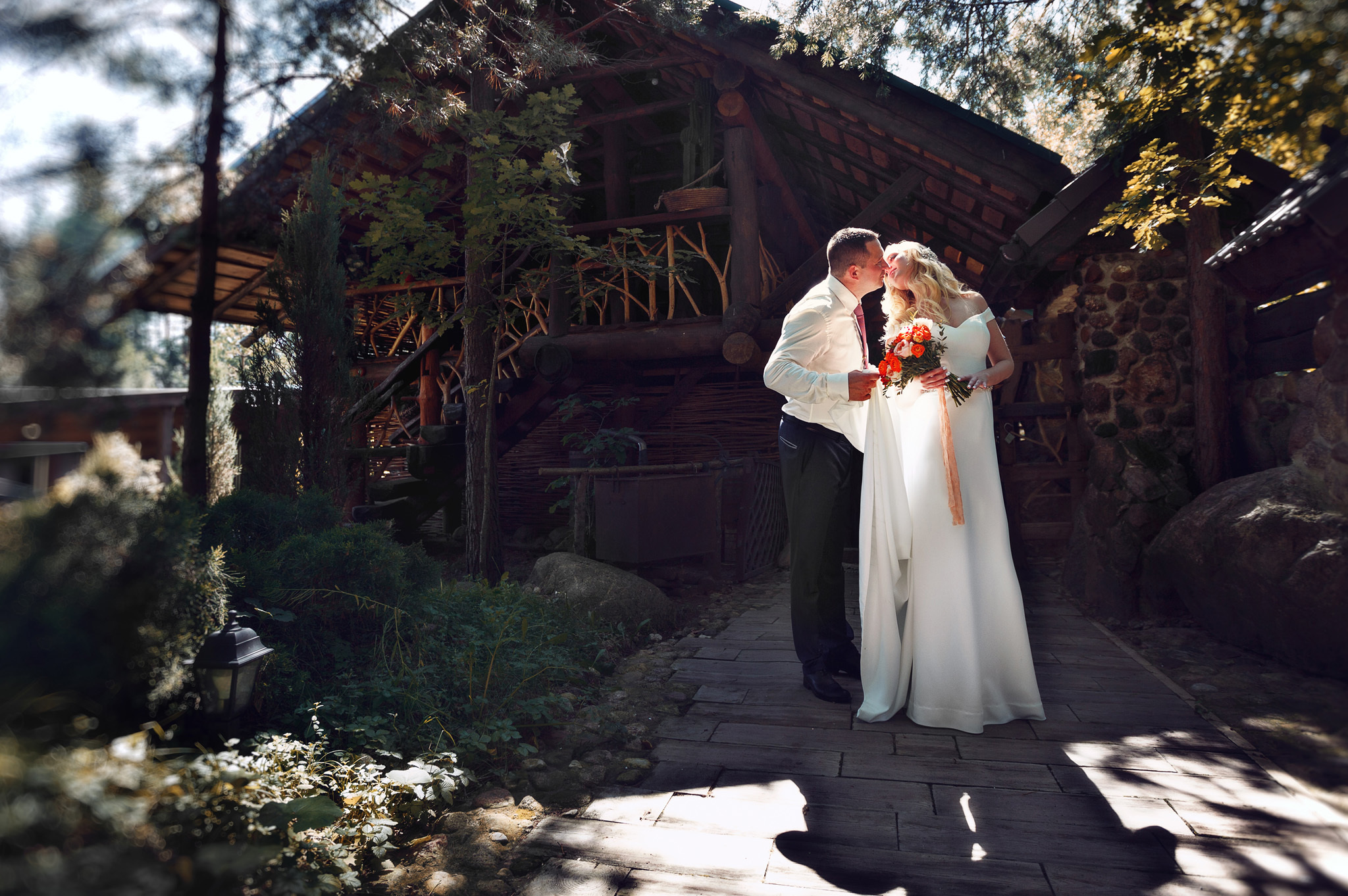 жених с невестой на темном фоне.