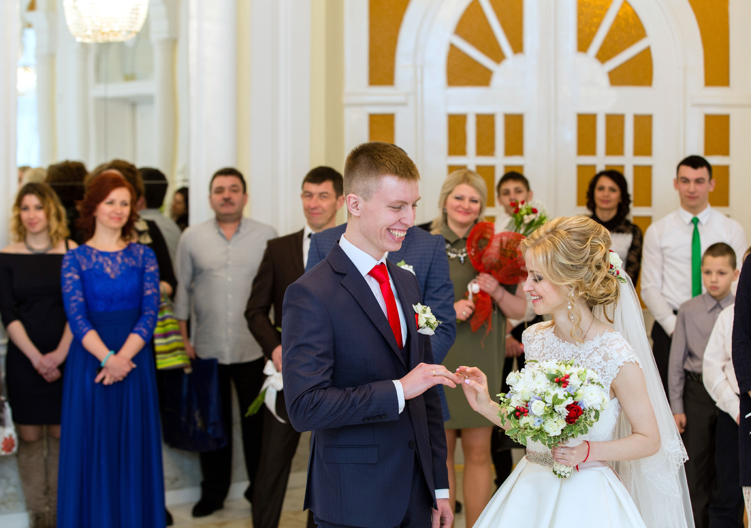 жених одевает обручальное кольцо невесте.