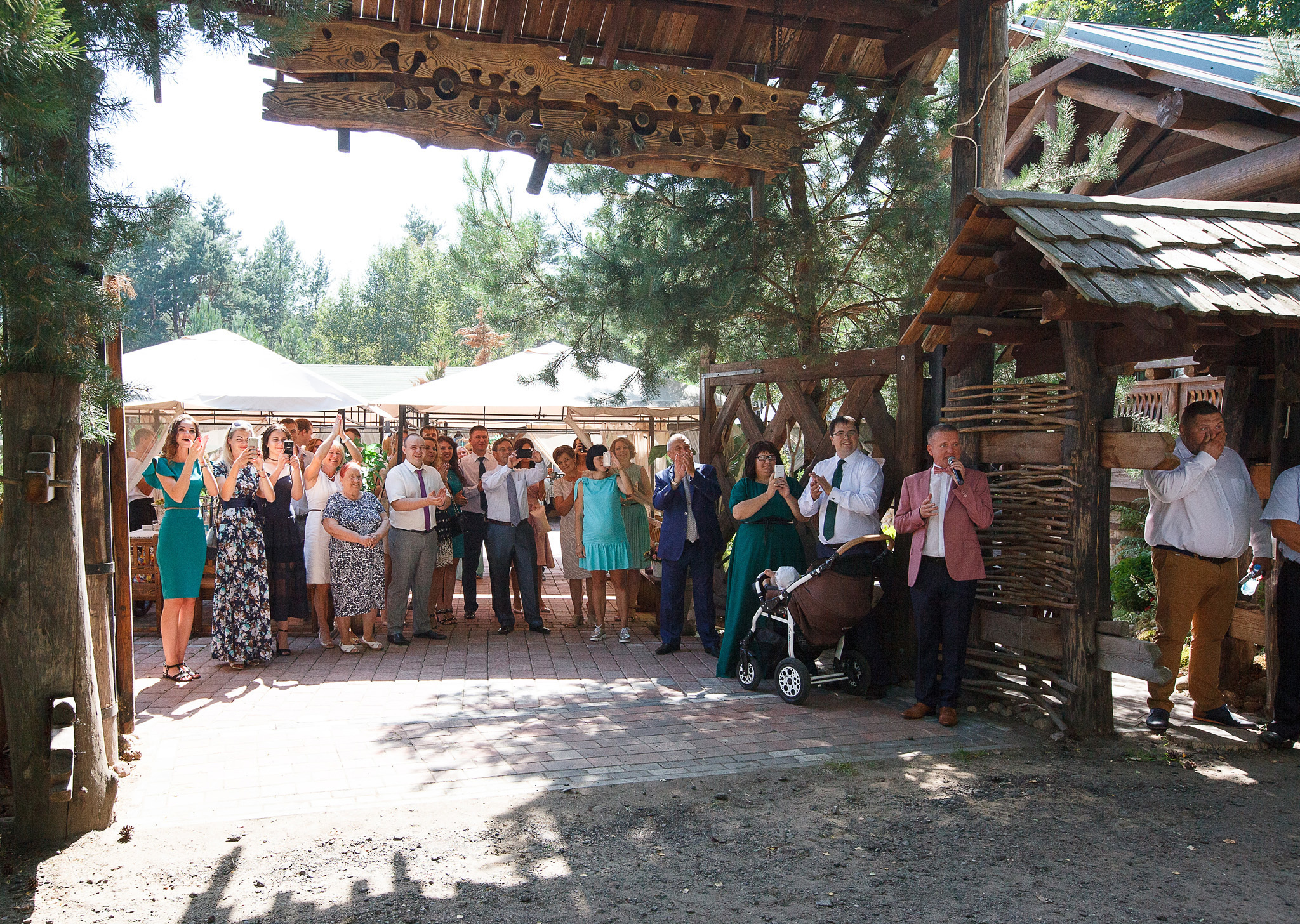 гости ждут, встречают молодожен .