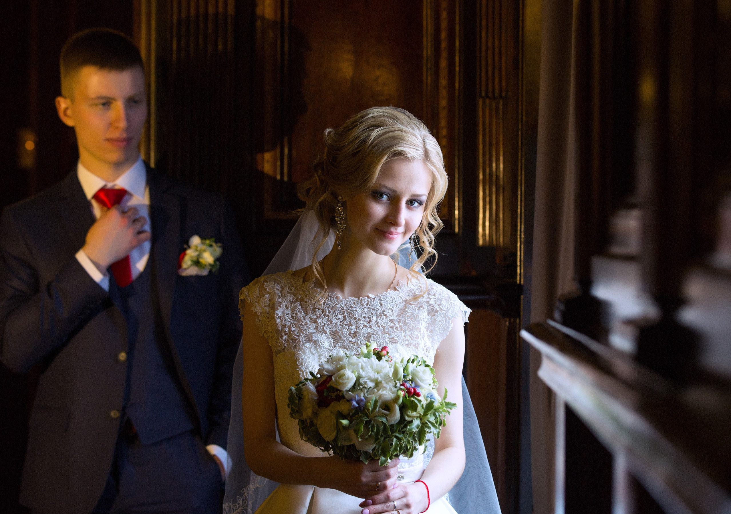 портрет невесты на фоне жениха.