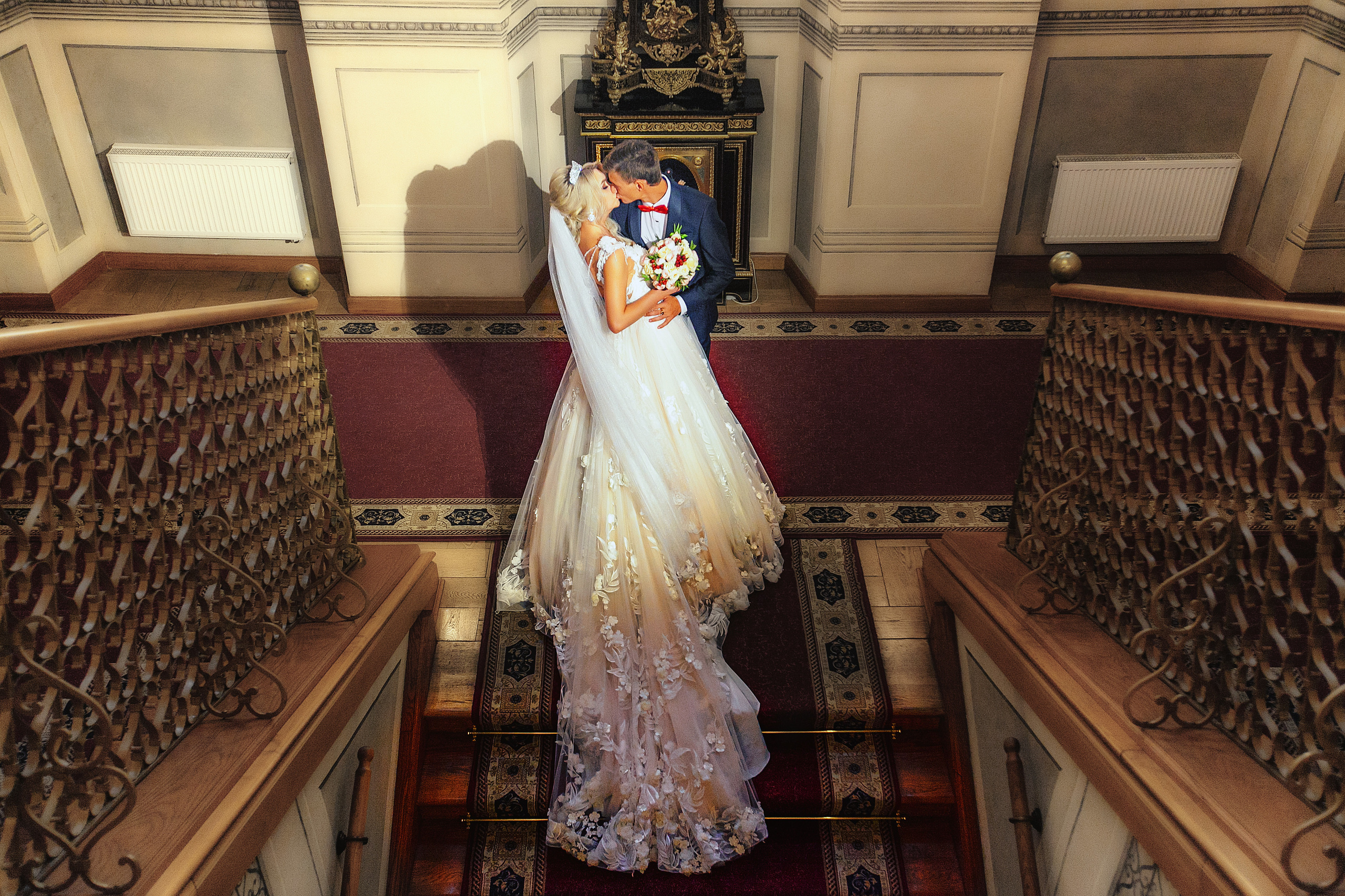 жених с невестой на лестнице в несвижском замке в полный рост.