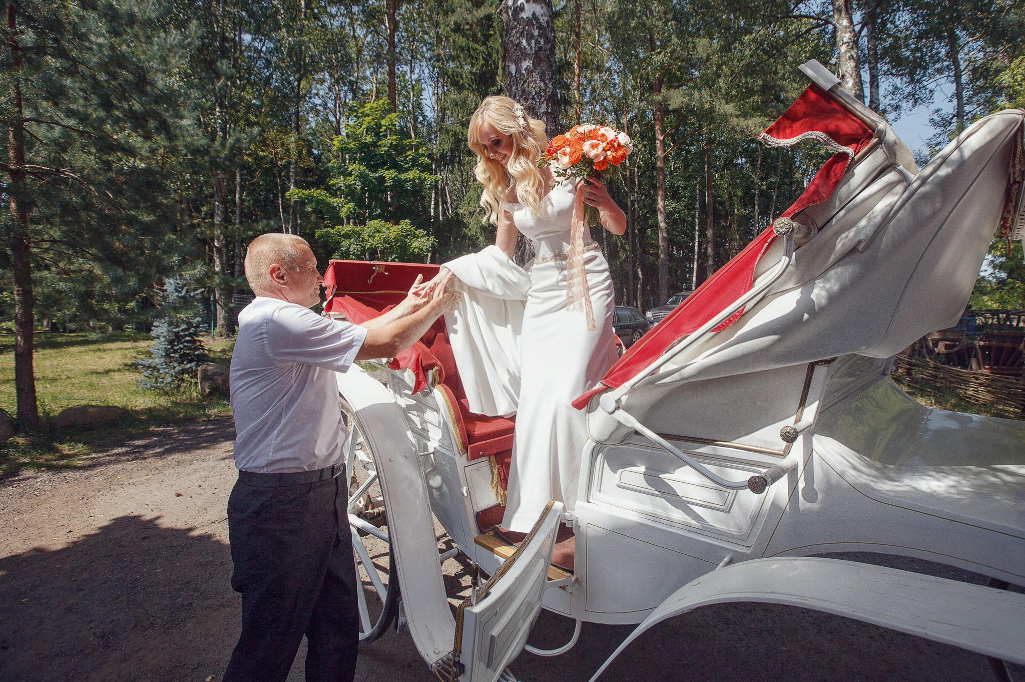 отец невесты помогает ей сойти с кареты.