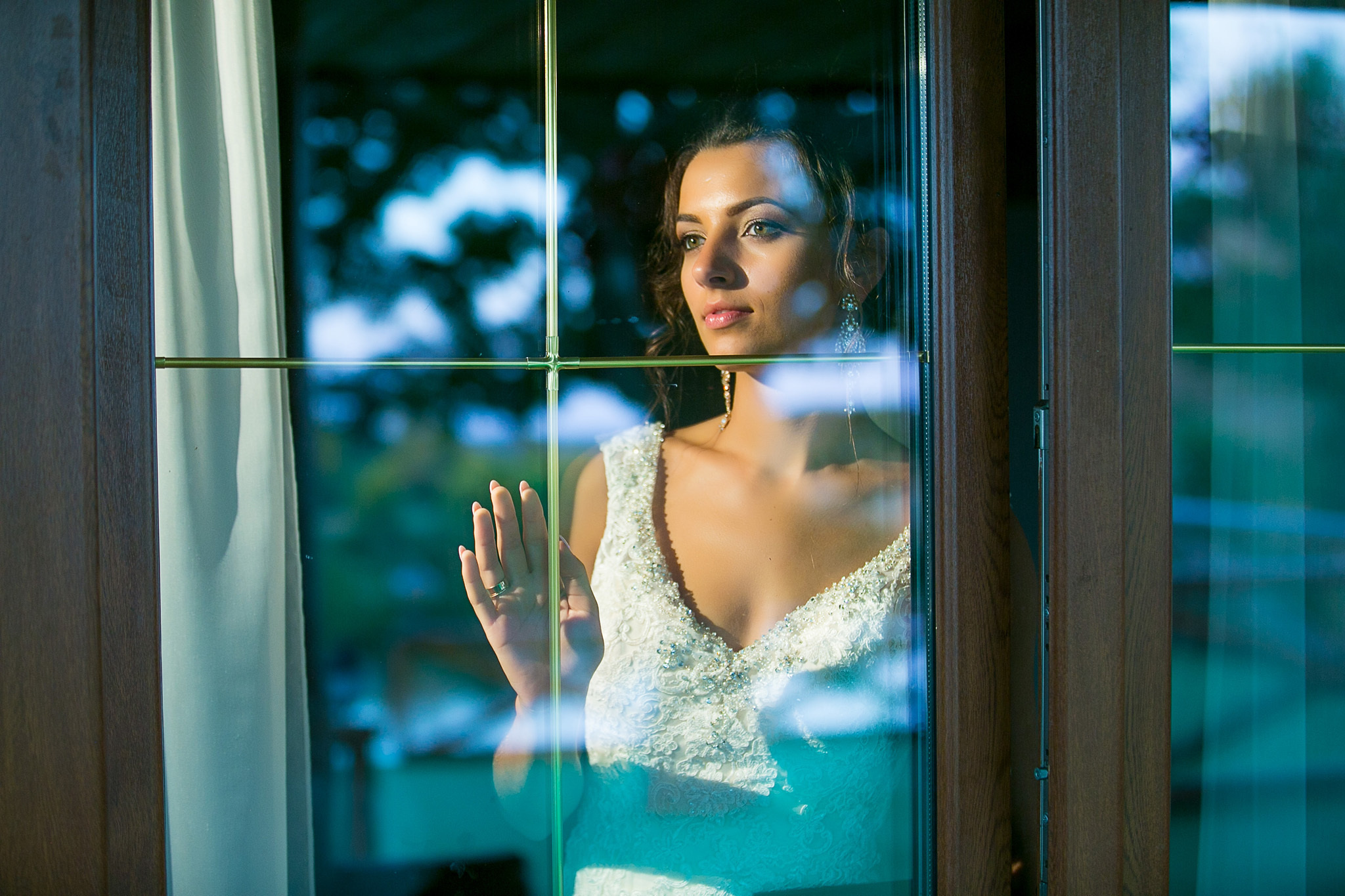 портрет невесты в окне.