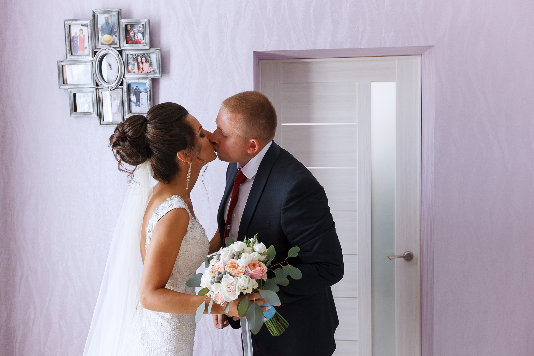 жених целуется с ней невестой у нее в комнате.