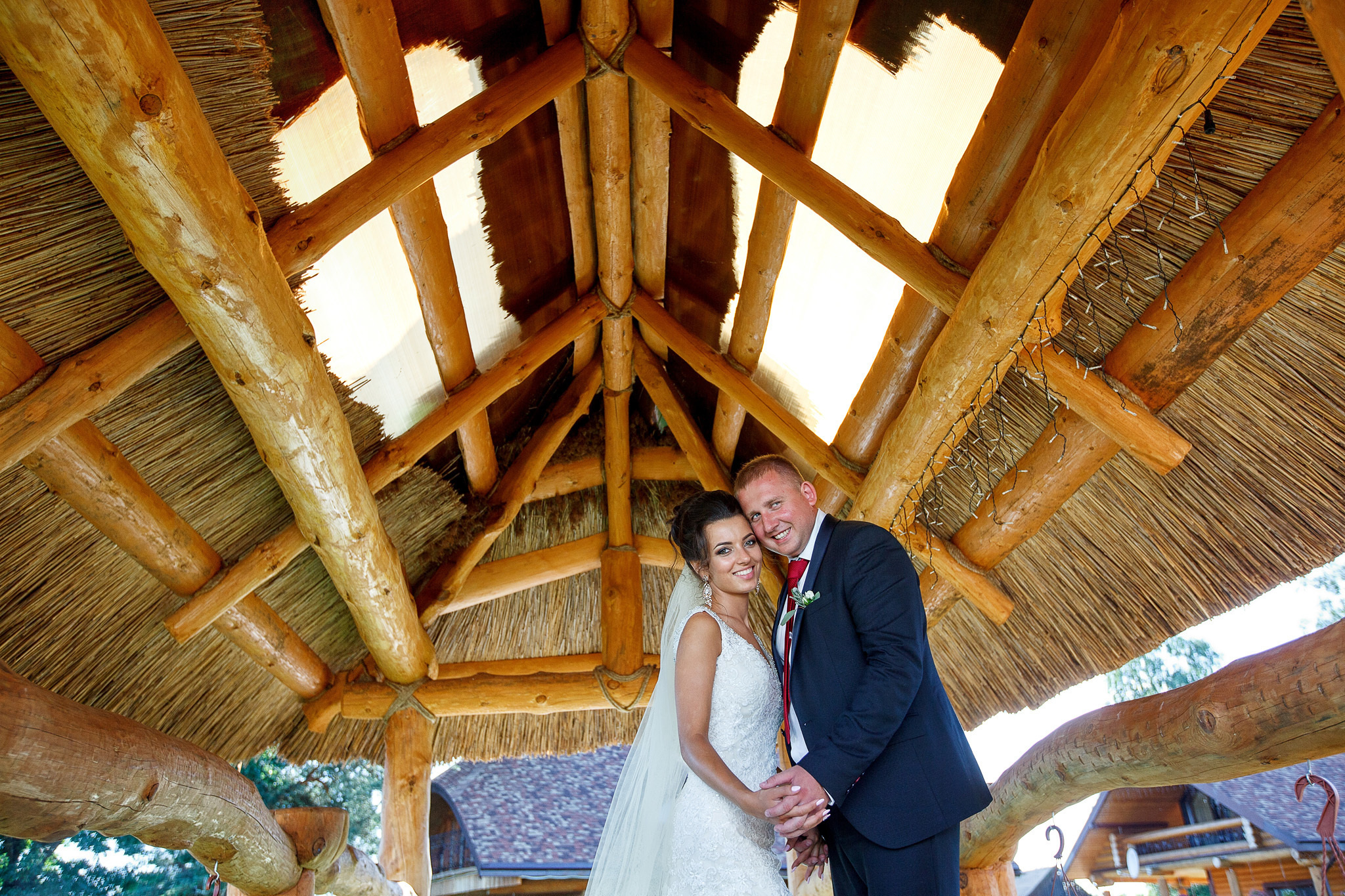 невеста с женихом прижавшись головами улыбаются.