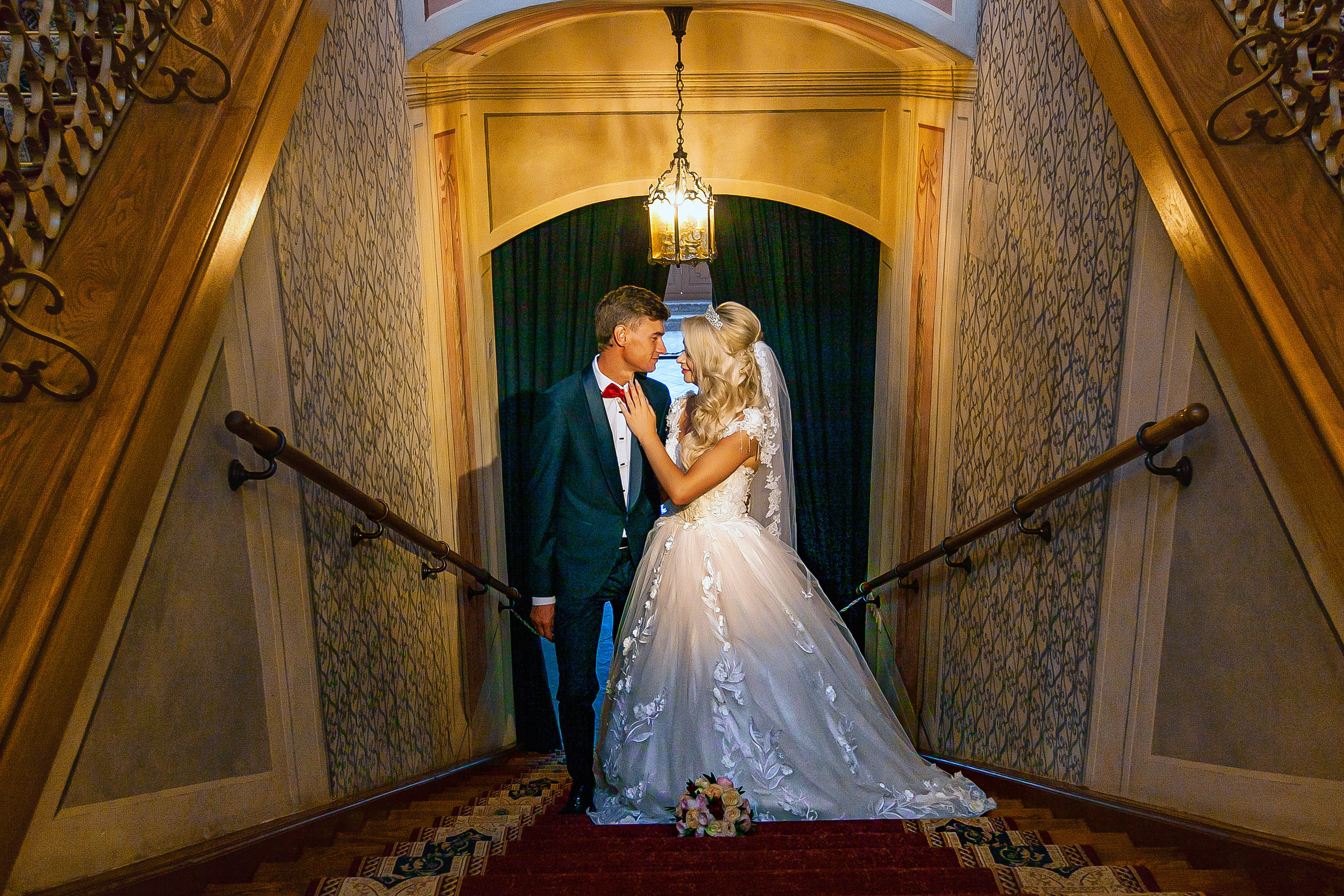 жених с невестой на лестнице в несвижском замке.