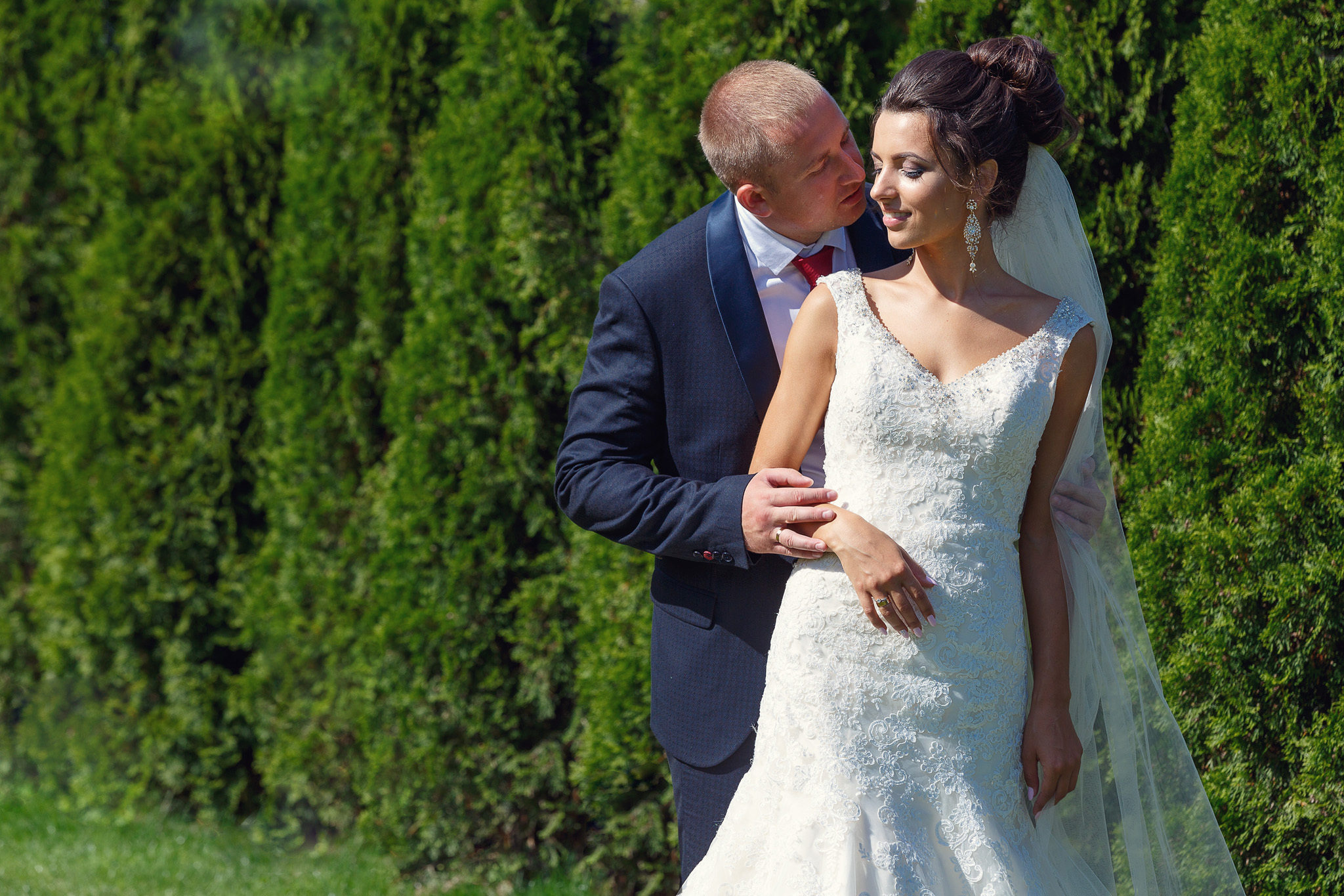 жених обнимает невесту сзади.