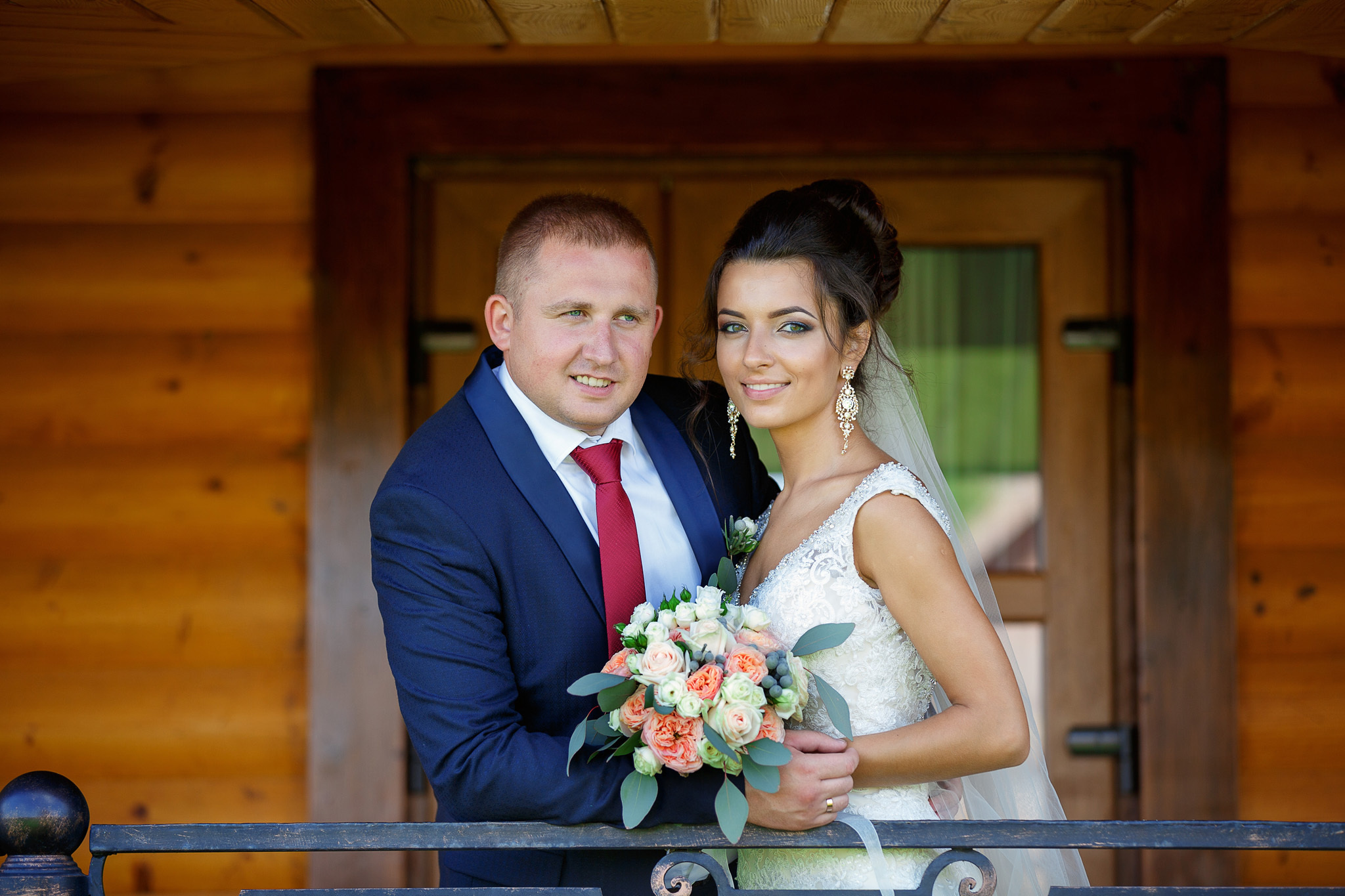 невеста с букетом и фатой стоят рядышком.