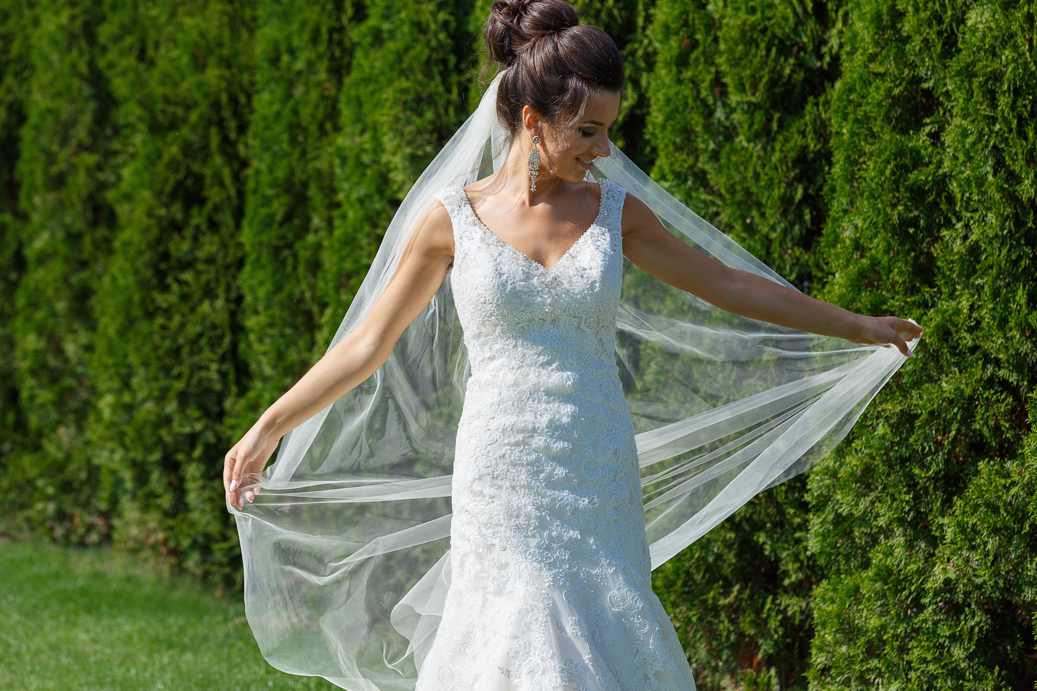 невеста играет с фатой.