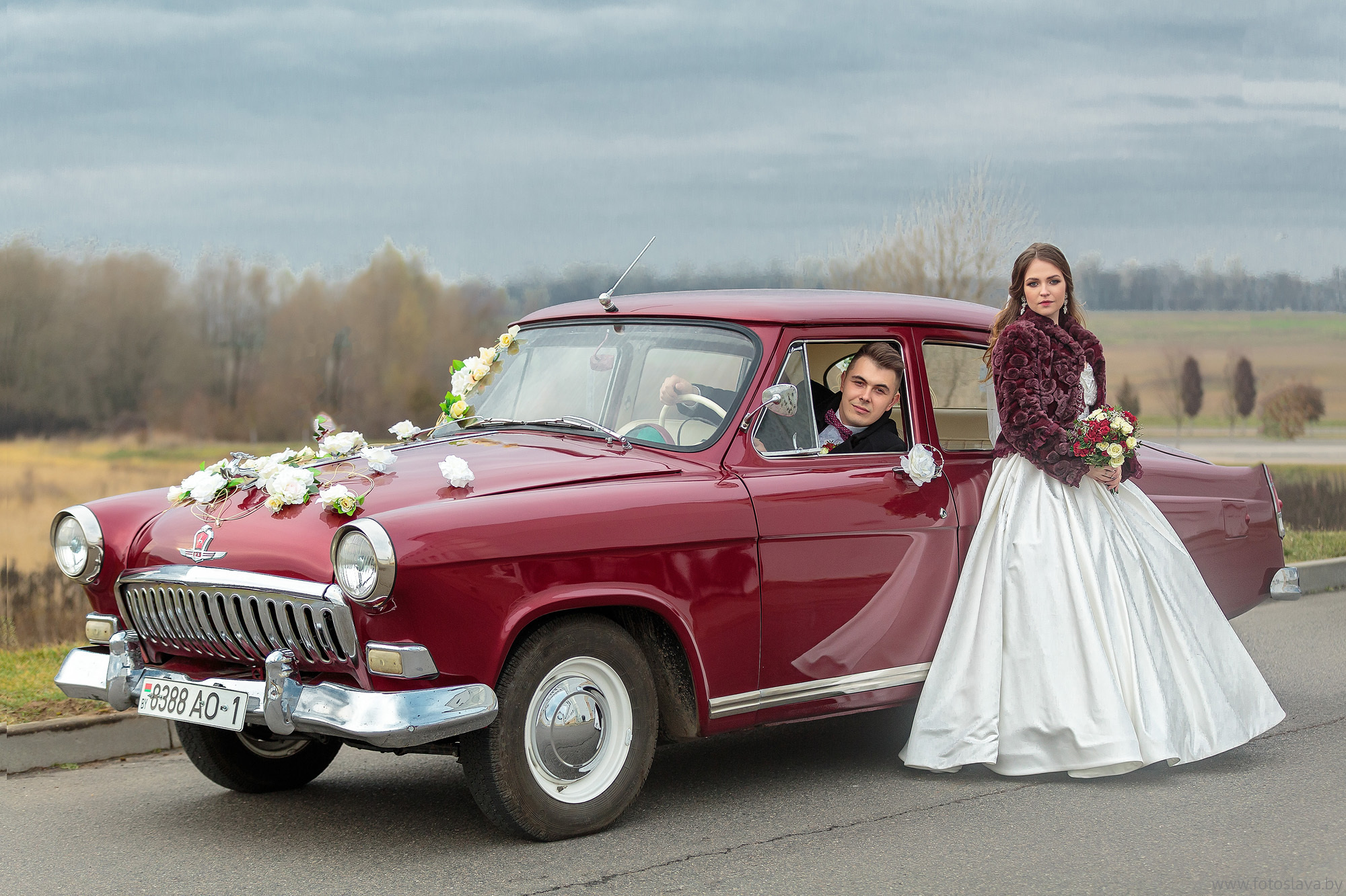 жених за рулем невеста рядом с машиной.