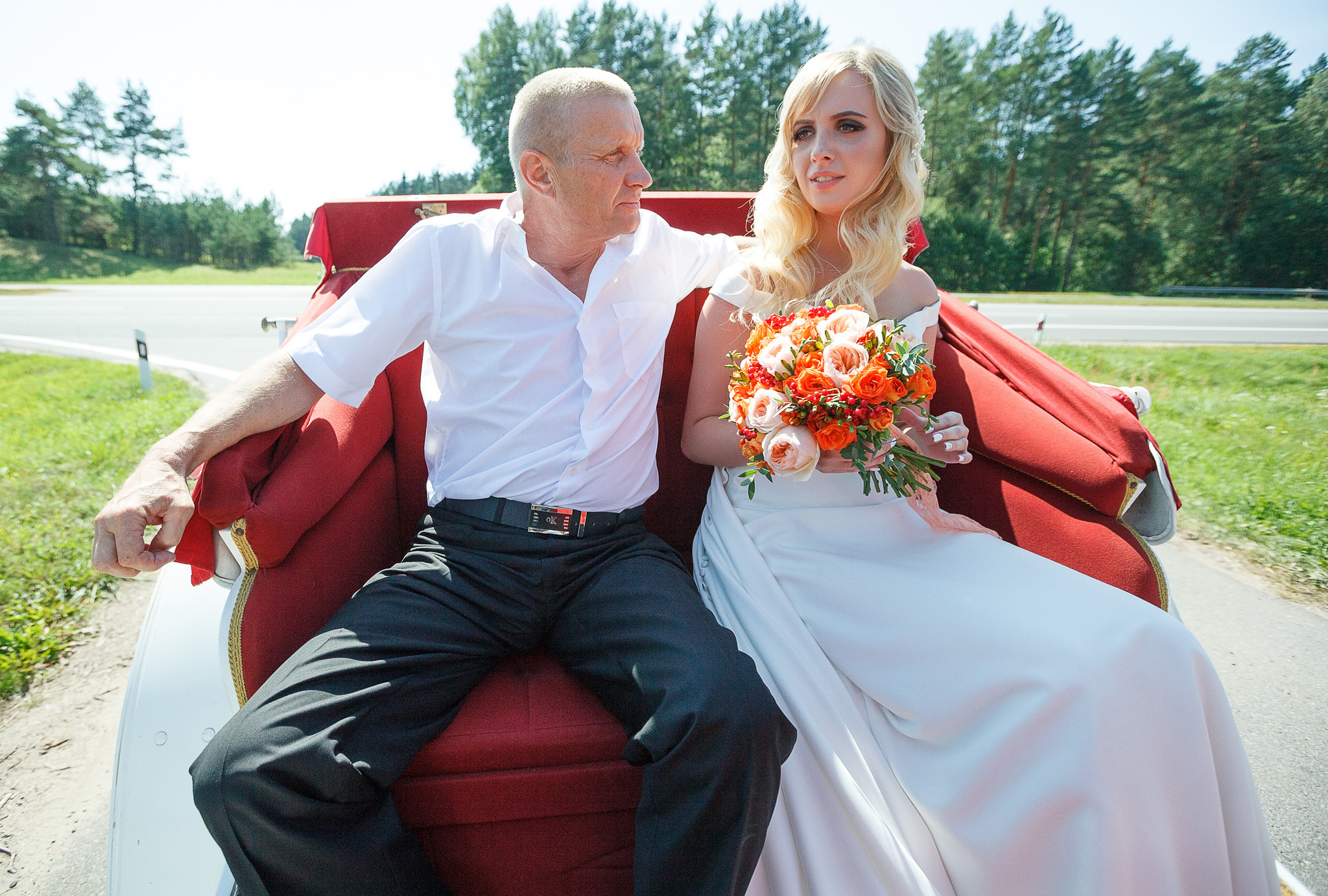 невеста в карете со своим отцом.