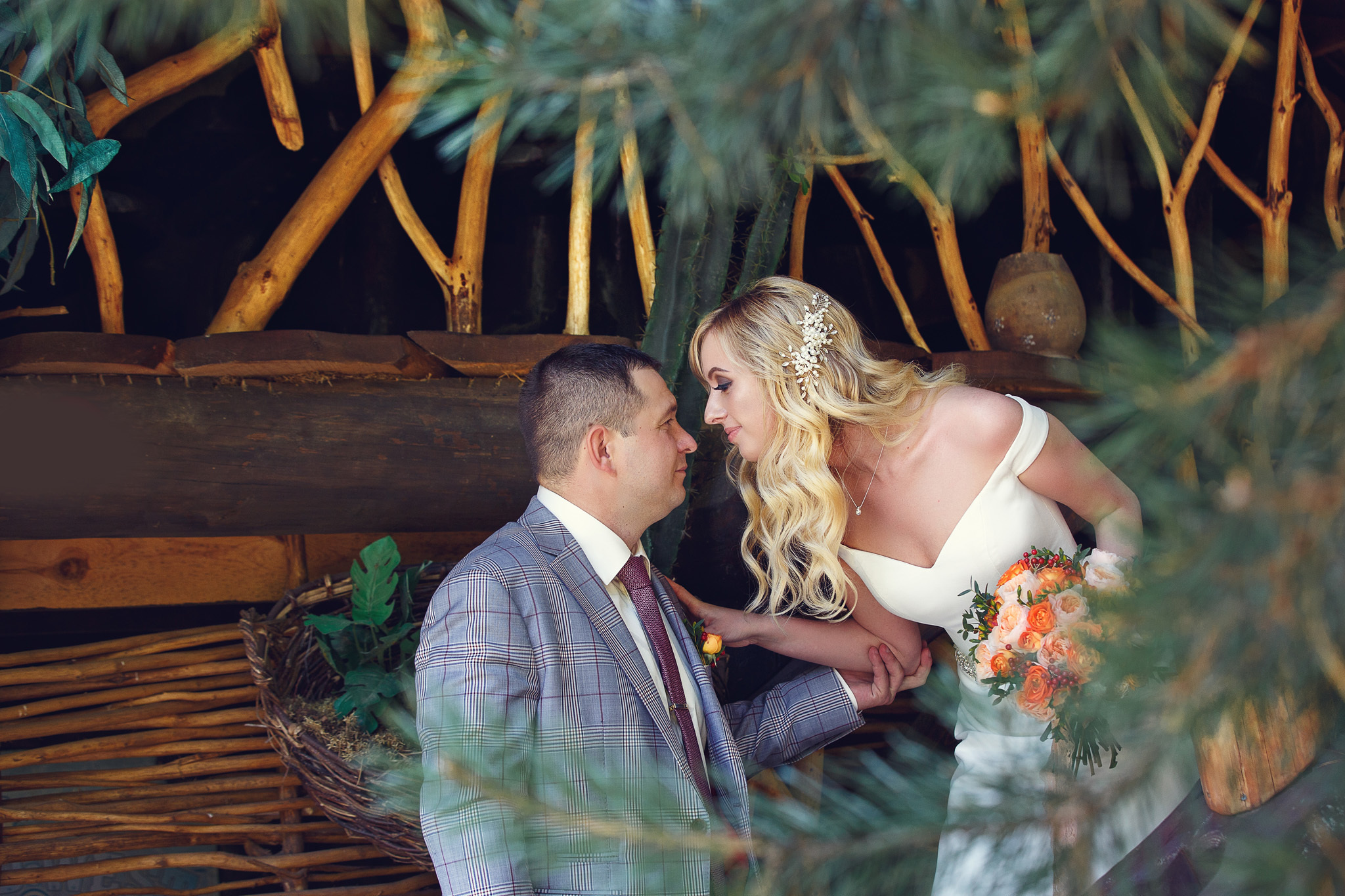 невеста целует жениха на лестнице.