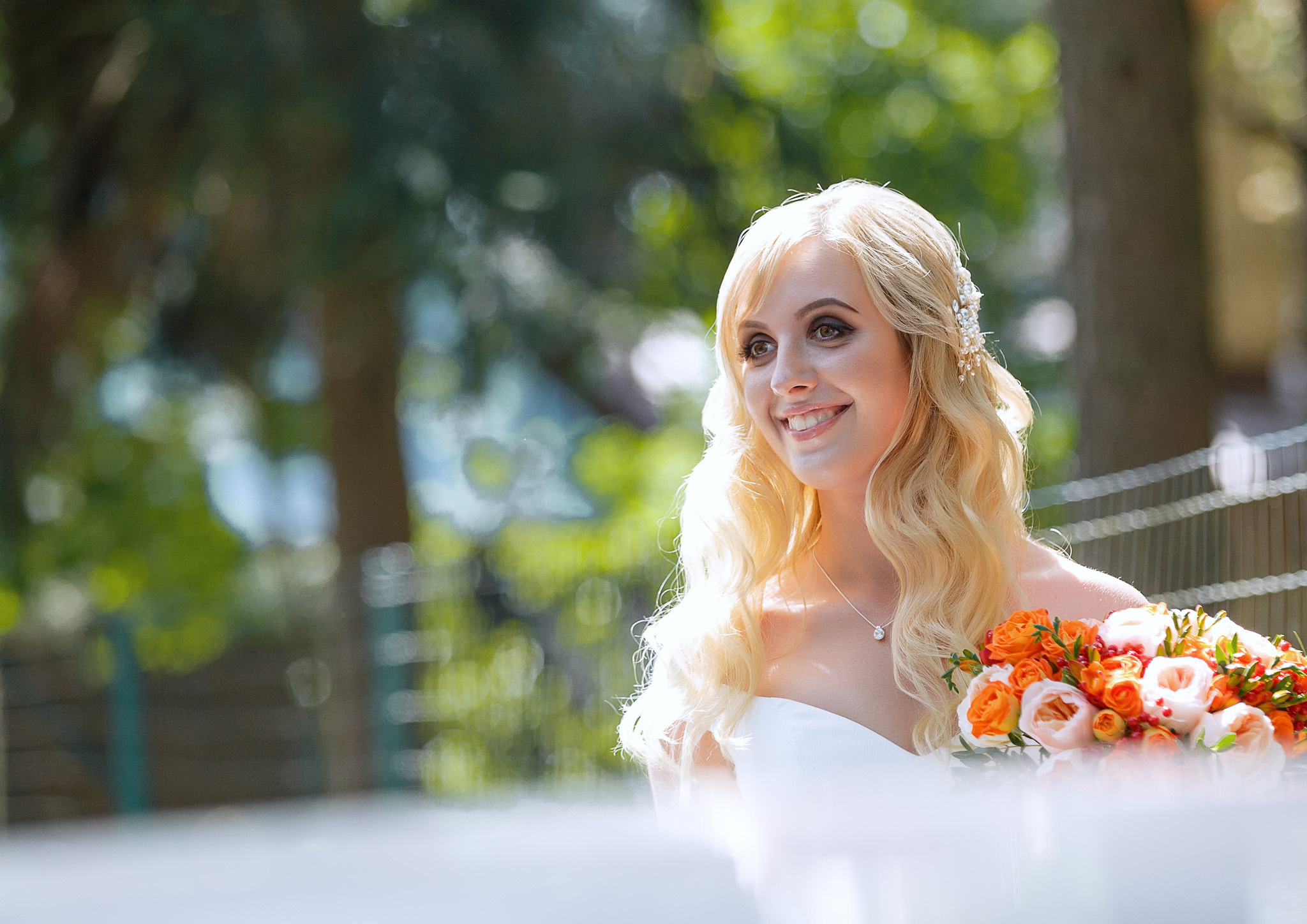 невеста сидит в карете крупным планом.