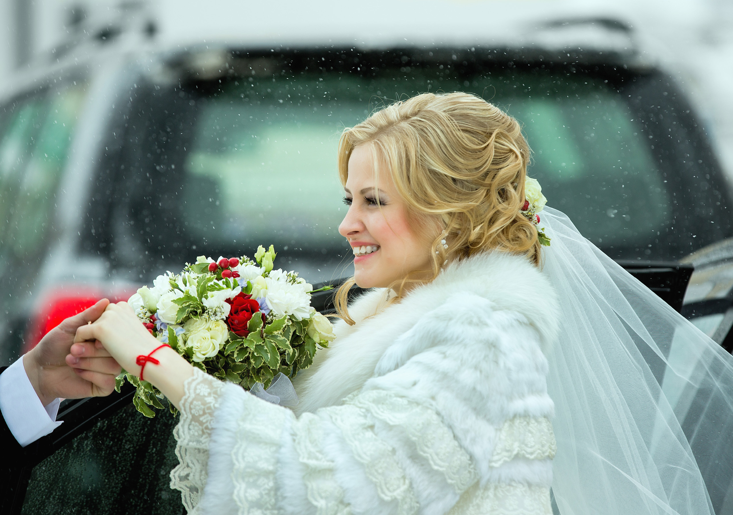 невеста выходит из машины.