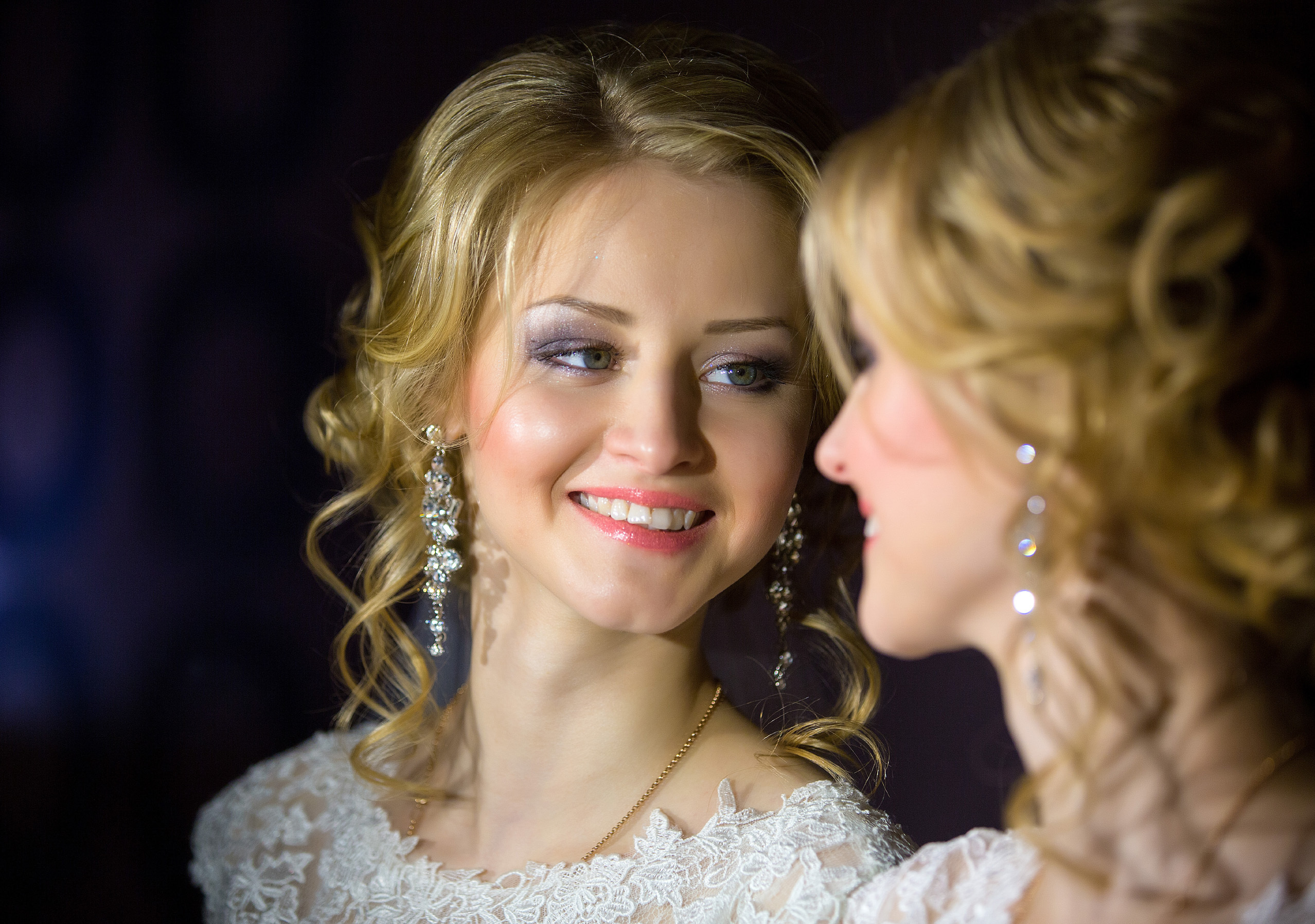 невеста со своим отражением в зеркале крупно.