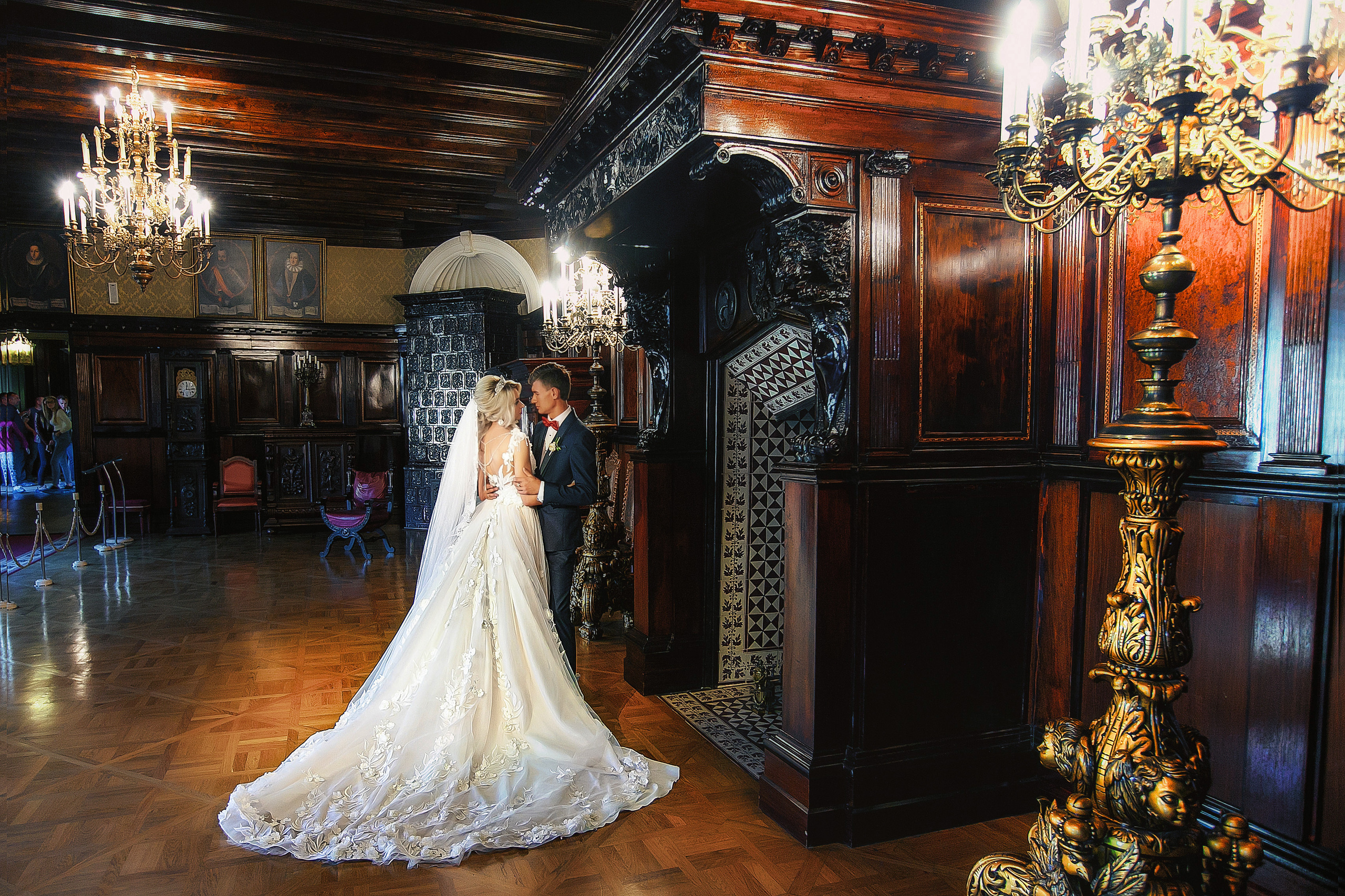 жених с невестой в темном зале у камина.